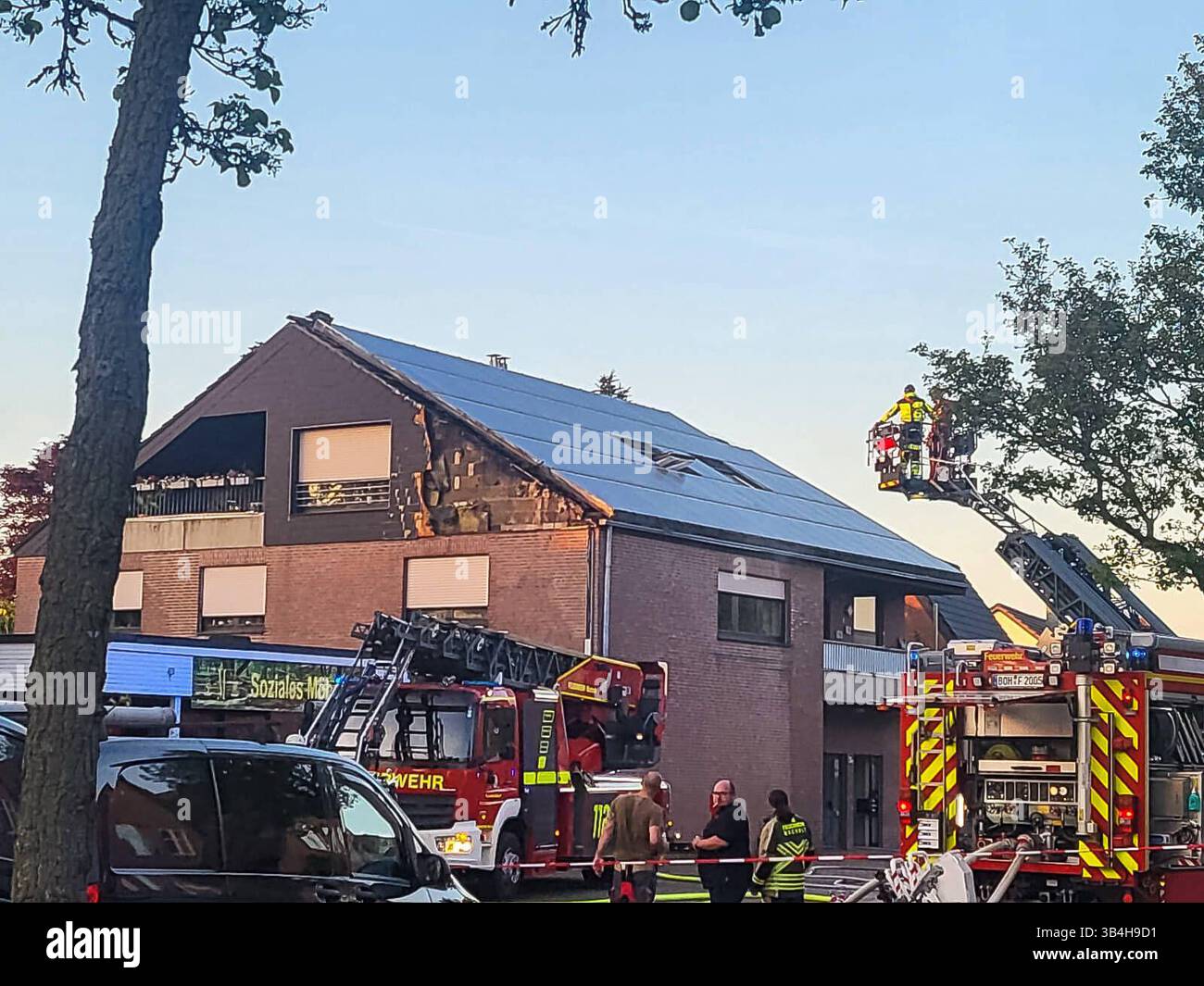 Bocholt, Deutschland, Europa, Feuerwehr, Brand, Hausbrand, Schulstraße, Biemenhorst, Rettungseinsatz, Rauch, Blaulicht, Einsatzfahrzeug, Vollbrand, Wohnhaus, Katastrophenschutz, Polizei, Notfall, NRW âÜ Feuerwehr im Einsatz nach Hausbrand in der Schulstraße in Bocholt-Biemenhorst. Dichter Rauch steigt auf, Einsatzkräfte sichern das Gebiet. Eine Person wurde verletzt im Krankenhaus gebracht. Ursache des Feuers derzeit unklar. *** Bocholt, Deutschland, Europa, Feuerwehr, Feuerwehr, Hausbrand, Schulstraße, Biemenhorst, Rettungseinsatz, Rauch, blaues Licht, Einsatzfahrzeug, Feuer, Wohnbereich Stockfoto