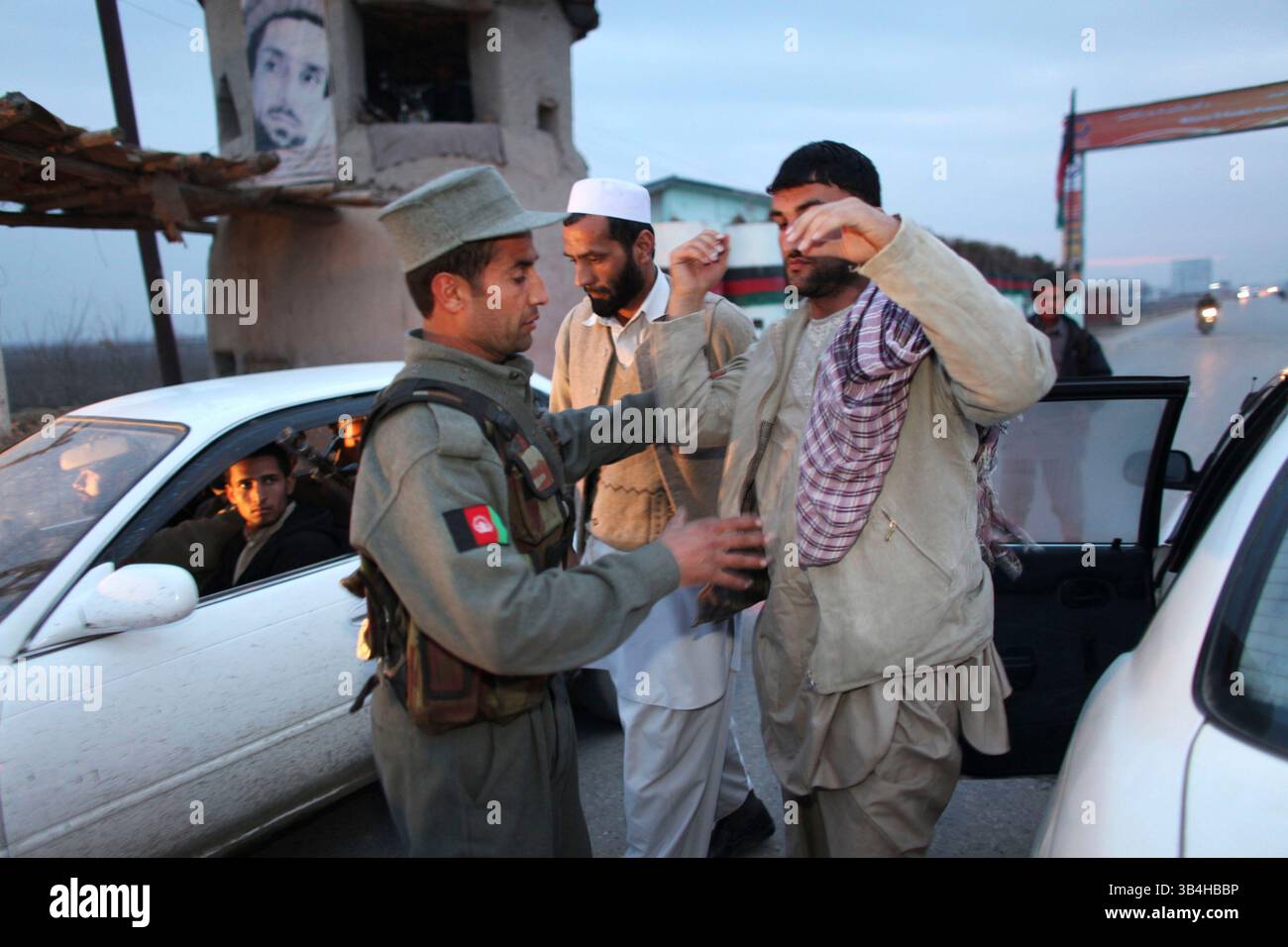 Dezember 2010 - Kunduz, Afghanistan - afghanische Polizei sucht nach terroristischen Bedrohungen, Waffenschmuggel und Bombenmaterial in Kunduz. (Bild: © Ton Koene/ZUMAPRESS.com) Stockfoto