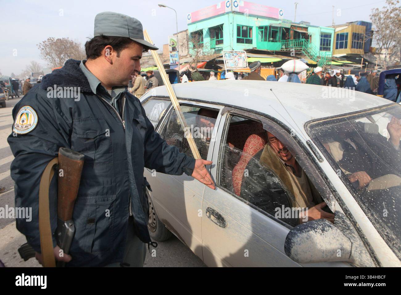 Dezember 2010 - Kunduz, Afghanistan - afghanische Polizei sucht nach terroristischen Bedrohungen, Waffenschmuggel und Bombenmaterial in Kunduz. (Bild: © Ton Koene/ZUMAPRESS.com) Stockfoto