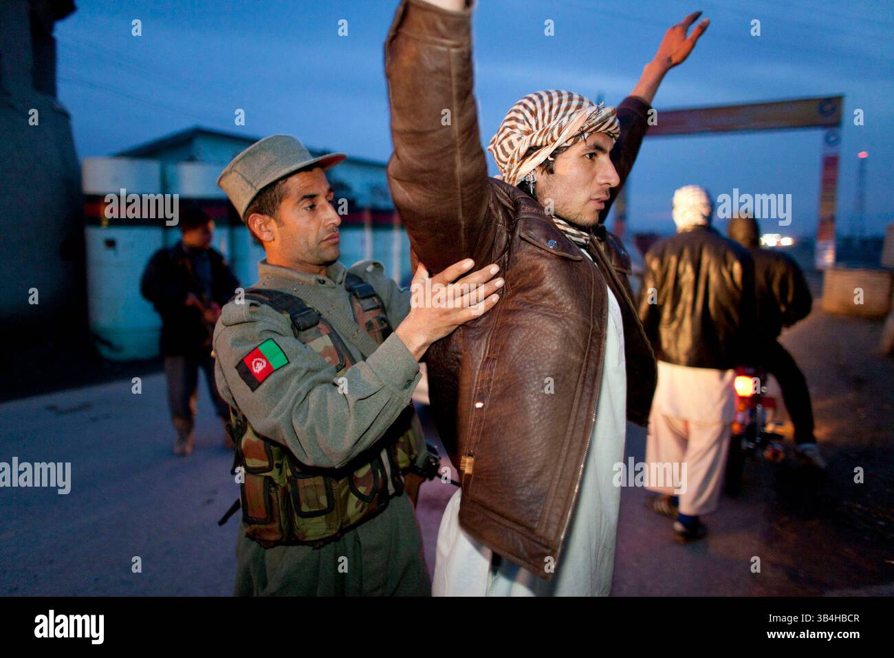 Dezember 2010 - Kunduz, Afghanistan - afghanische Polizei sucht nach terroristischen Bedrohungen, Waffenschmuggel und Bombenmaterial in Kunduz. (Bild: © Ton Koene/ZUMAPRESS.com) Stockfoto