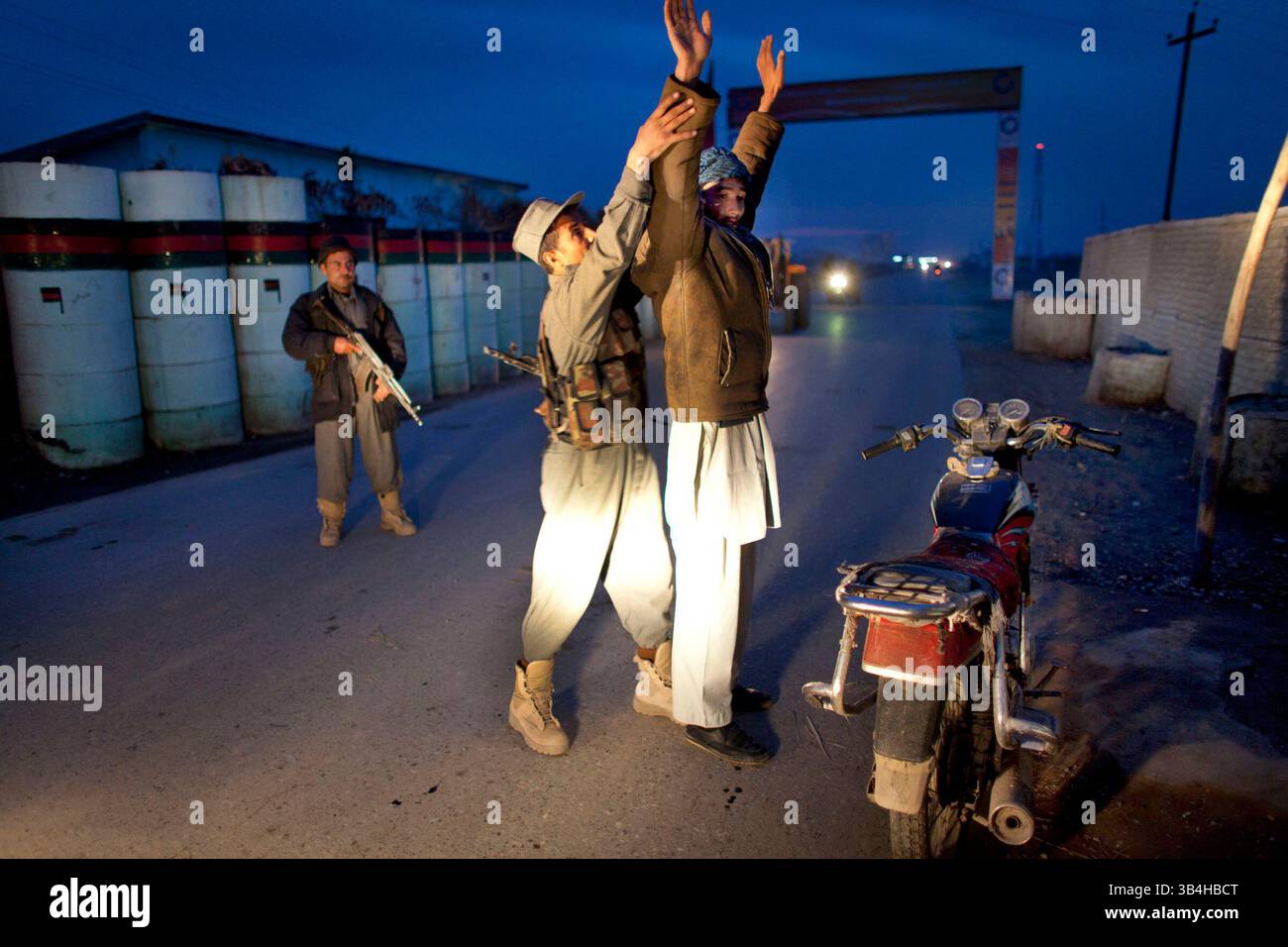 Dezember 2010 - Kunduz, Afghanistan - afghanische Polizei sucht nach terroristischen Bedrohungen, Waffenschmuggel und Bombenmaterial in Kunduz. (Bild: © Ton Koene/ZUMAPRESS.com) Stockfoto