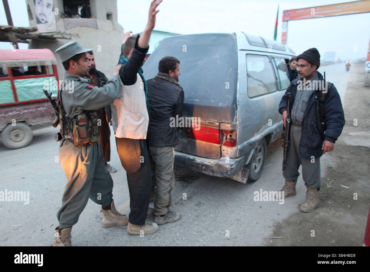 Dezember 2010 - Kunduz, Afghanistan - afghanische Polizei sucht nach terroristischen Bedrohungen, Waffenschmuggel und Bombenmaterial in Kunduz. (Bild: © Ton Koene/ZUMAPRESS.com) Stockfoto