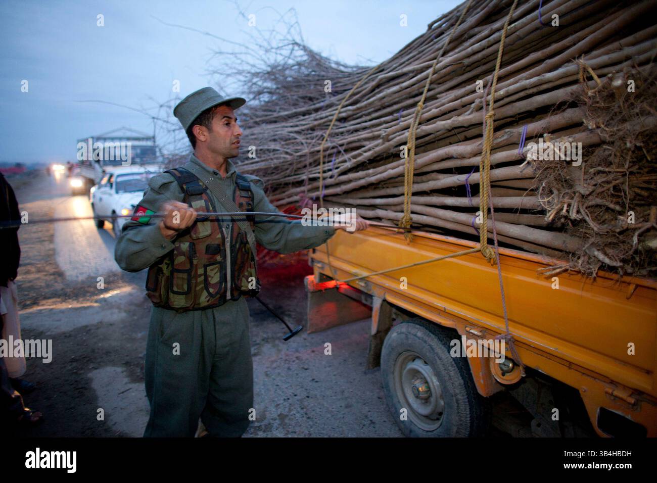 Dezember 2010 - Kunduz, Afghanistan - afghanische Polizei sucht nach terroristischen Bedrohungen, Waffenschmuggel und Bombenmaterial in Kunduz. (Bild: © Ton Koene/ZUMAPRESS.com) Stockfoto