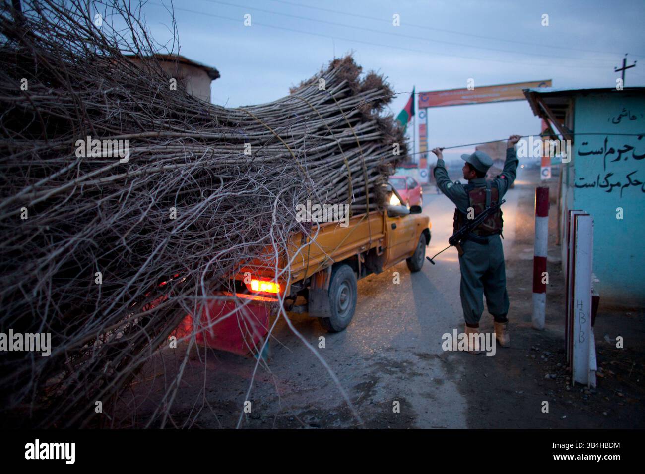 Dezember 2010 - Kunduz, Afghanistan - afghanische Polizei sucht nach terroristischen Bedrohungen, Waffenschmuggel und Bombenmaterial in Kunduz. (Bild: © Ton Koene/ZUMAPRESS.com) Stockfoto