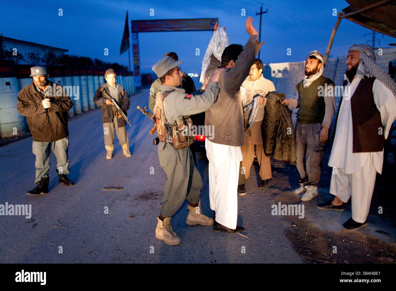 Dezember 2010 - Kunduz, Afghanistan - afghanische Polizei sucht nach terroristischen Bedrohungen, Waffenschmuggel und Bombenmaterial in Kunduz. (Bild: © Ton Koene/ZUMAPRESS.com) Stockfoto