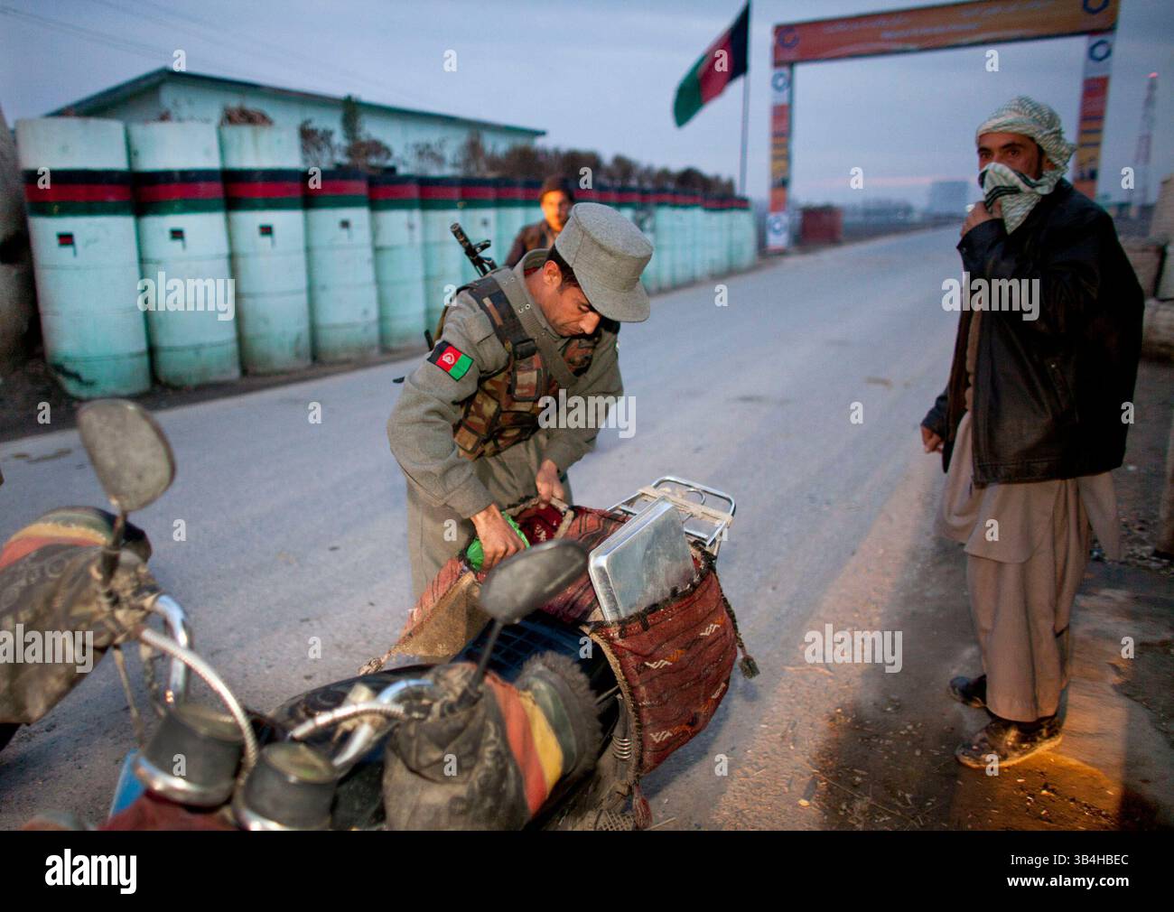 Dezember 2010 - Kunduz, Afghanistan - afghanische Polizei sucht nach terroristischen Bedrohungen, Waffenschmuggel und Bombenmaterial in Kunduz. (Bild: © Ton Koene/ZUMAPRESS.com) Stockfoto