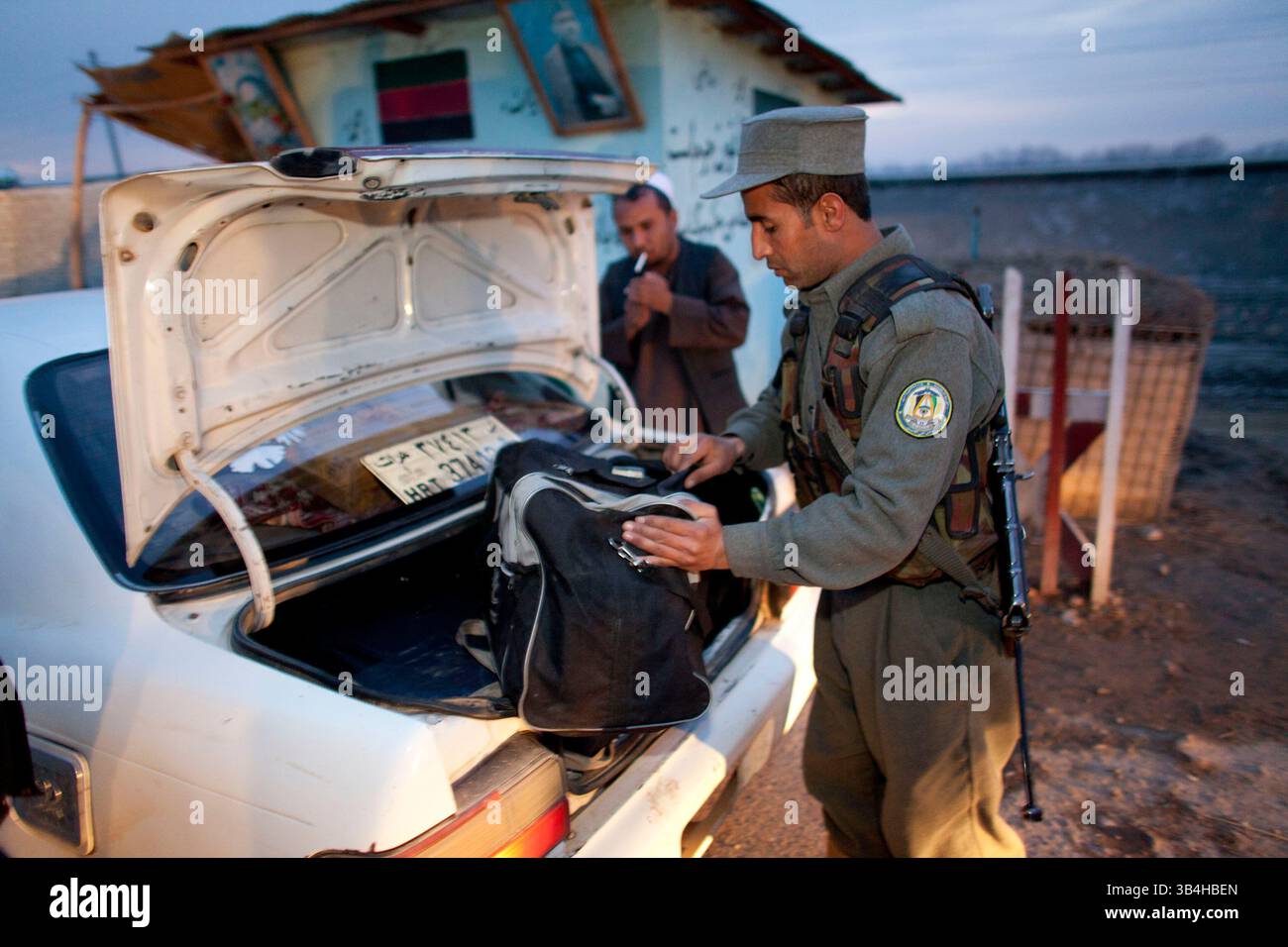 Dezember 2010 - Kunduz, Afghanistan - afghanische Polizei sucht nach terroristischen Bedrohungen, Waffenschmuggel und Bombenmaterial in Kunduz. (Bild: © Ton Koene/ZUMAPRESS.com) Stockfoto