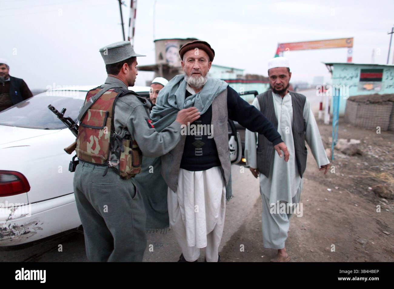 Dezember 2010 - Kunduz, Afghanistan - afghanische Polizei sucht nach terroristischen Bedrohungen, Waffenschmuggel und Bombenmaterial in Kunduz. (Bild: © Ton Koene/ZUMAPRESS.com) Stockfoto