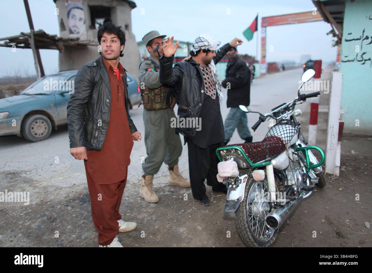 Dezember 2010 - Kunduz, Afghanistan - afghanische Polizei sucht nach terroristischen Bedrohungen, Waffenschmuggel und Bombenmaterial in Kunduz. (Bild: © Ton Koene/ZUMAPRESS.com) Stockfoto