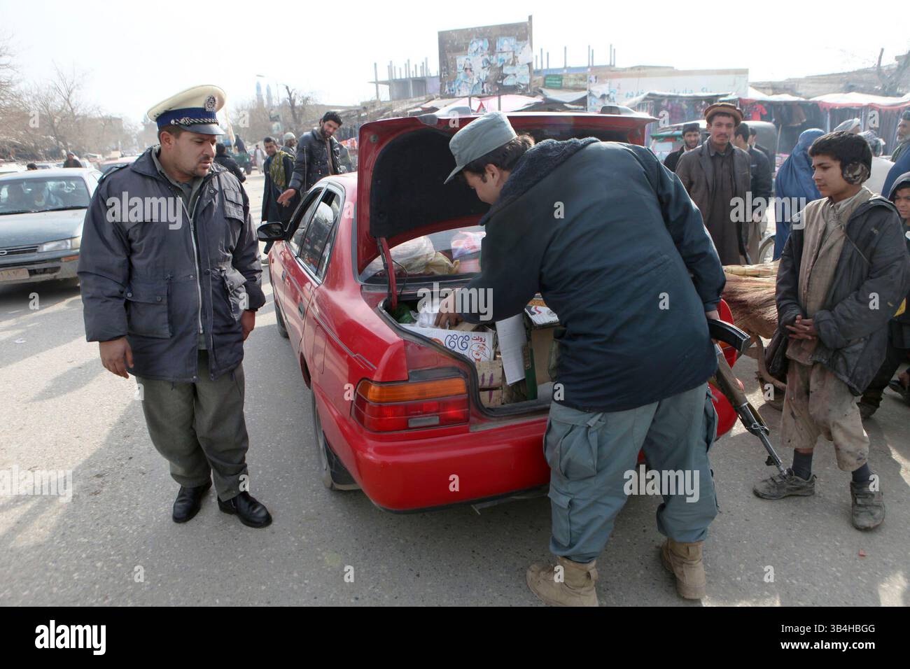 Dezember 2010 - Kunduz, Afghanistan - afghanische Polizei sucht nach terroristischen Bedrohungen, Waffenschmuggel und Bombenmaterial in Kunduz. (Bild: © Ton Koene/ZUMAPRESS.com) Stockfoto