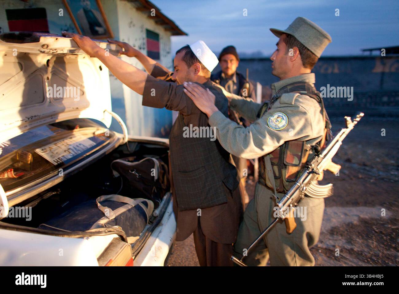 Dezember 2010 - Kunduz, Afghanistan - afghanische Polizei sucht nach terroristischen Bedrohungen, Waffenschmuggel und Bombenmaterial in Kunduz. (Bild: © Ton Koene/ZUMAPRESS.com) Stockfoto