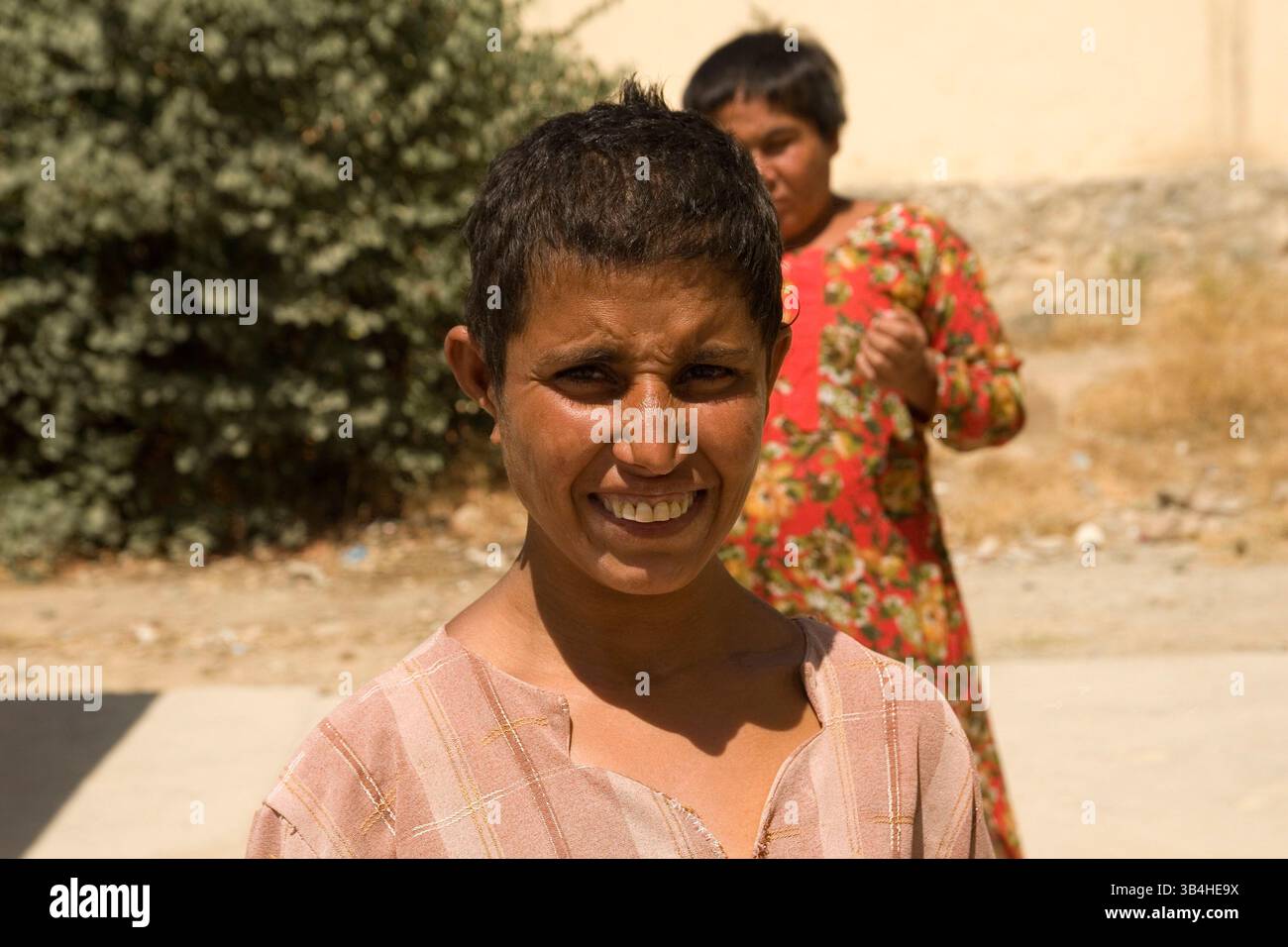 16. Juni 2009 - Kabul, Afghanistan - Eine psychisch kranke Frau im Marastoon in Kabul. Marastoons, was in Paschto "Orte der Hilfe" bedeutet, sind in Afghanistan eine lange Tradition. Sie wurden 1930 von der Regierung als öffentliche Einrichtungen eingerichtet und bieten den Ärmsten der Armen vorübergehend Unterkunft und Bildung an. (Kreditbild: © Theodore Liasi/ZUMApress.com) Stockfoto