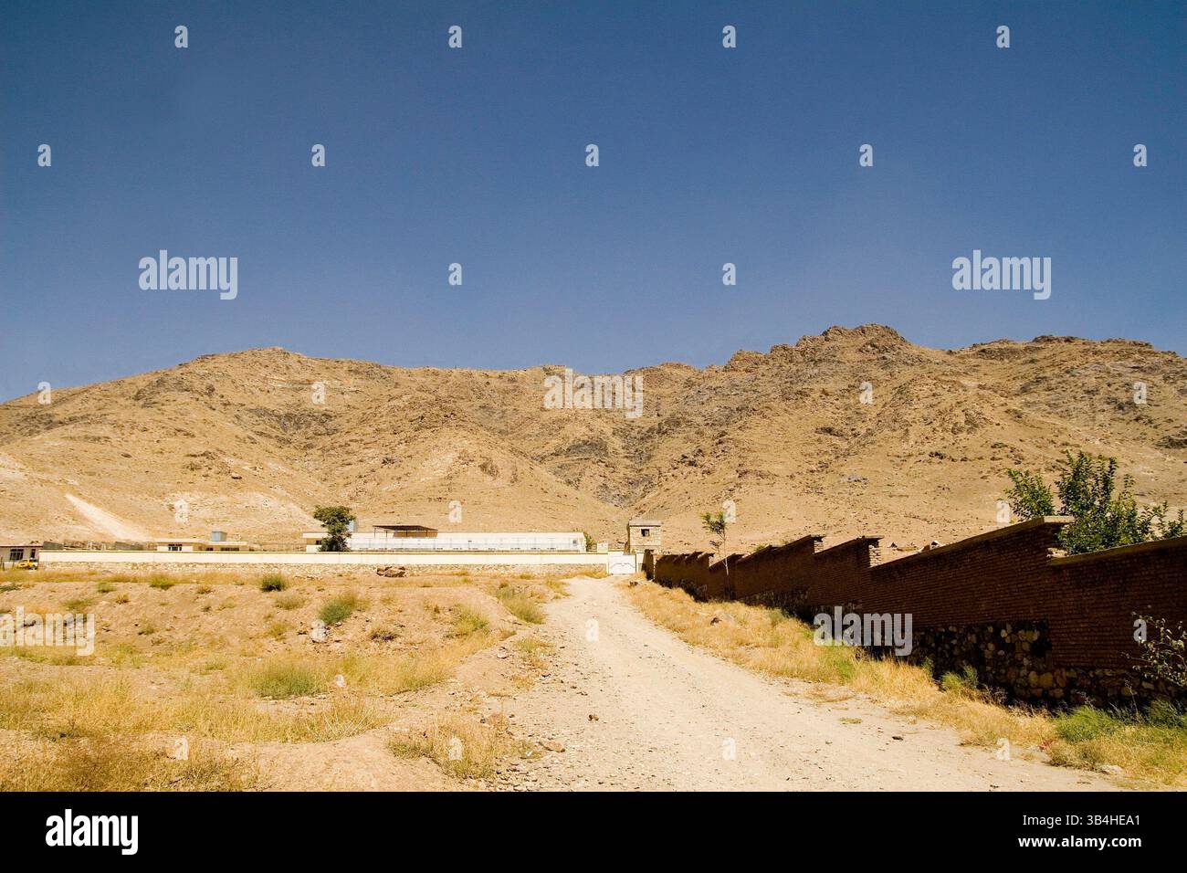 16. Juni 2009 - Kabul, Afghanistan - Blick auf das von Mauern ummauerte Krankenhaus für Geisteskranke - Marastoon - in Kabul. Marastoons, was in Paschto "Orte der Hilfe" bedeutet, sind in Afghanistan eine lange Tradition. Sie wurden 1930 von der Regierung als öffentliche Einrichtungen eingerichtet und bieten den Ärmsten der Armen vorübergehend Unterkunft und Bildung an. (Kreditbild: © Theodore Liasi/ZUMApress.com) Stockfoto