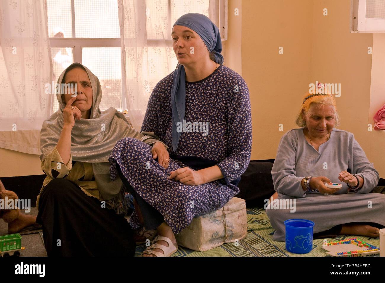 16. Juni 2009 - Kabul, Afghanistan - Patienten und Pfleger, darunter eine deutsche Nonne am Marastoon in Kabull. Marastoons, was in Paschto "Orte der Hilfe" bedeutet, sind in Afghanistan eine lange Tradition. Sie wurden 1930 von der Regierung als öffentliche Einrichtungen eingerichtet und bieten den Ärmsten der Armen vorübergehend Unterkunft und Bildung an. (Kreditbild: © Theodore Liasi/ZUMApress.com) Stockfoto