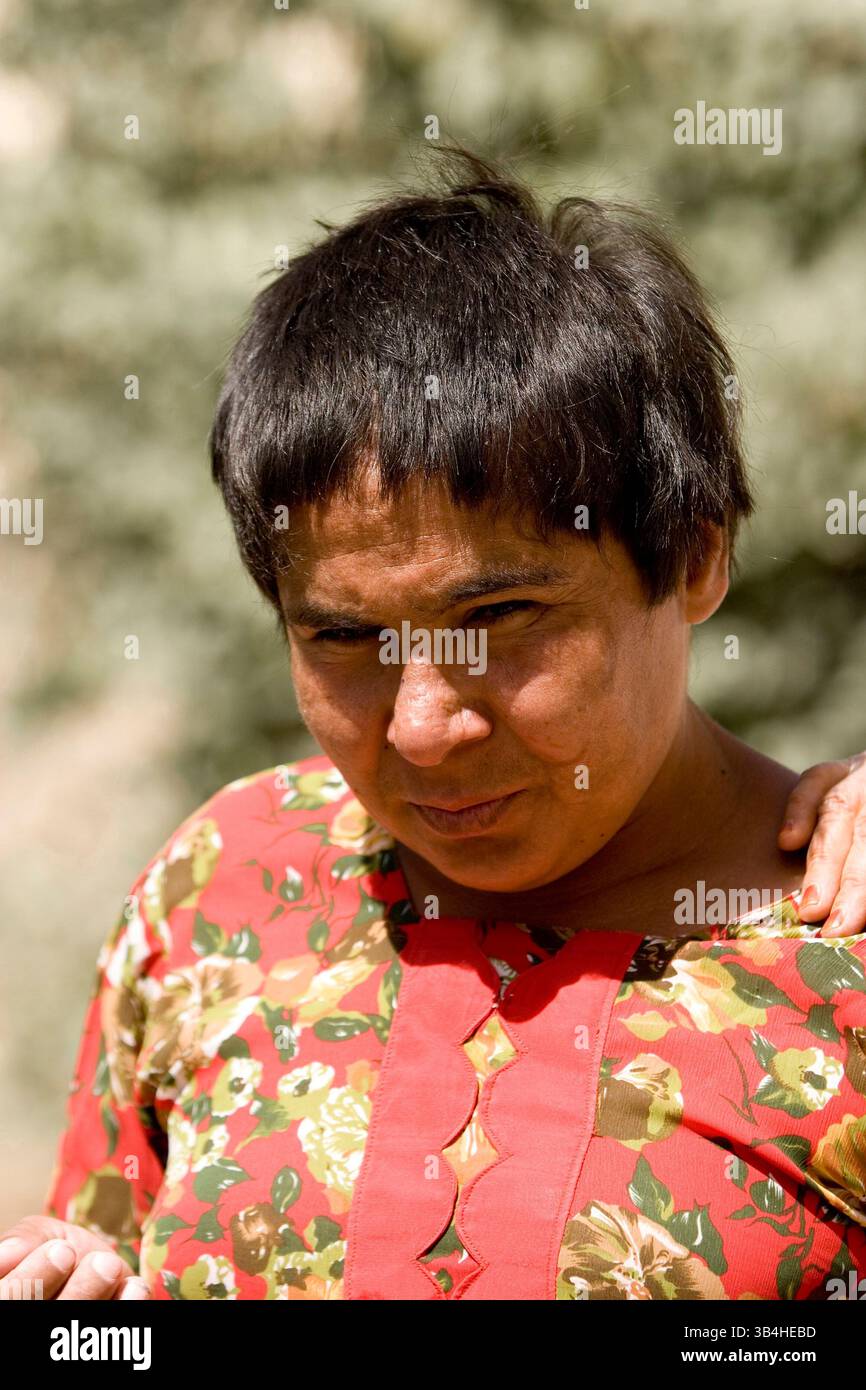 16. Juni 2009 - Kabul, Afghanistan - Eine psychisch kranke Frau im Marastoon in Kabul. Marastoons, was in Paschto "Orte der Hilfe" bedeutet, sind in Afghanistan eine lange Tradition. Sie wurden 1930 von der Regierung als öffentliche Einrichtungen eingerichtet und bieten den Ärmsten der Armen vorübergehend Unterkunft und Bildung an. (Kreditbild: © Theodore Liasi/ZUMApress.com) Stockfoto