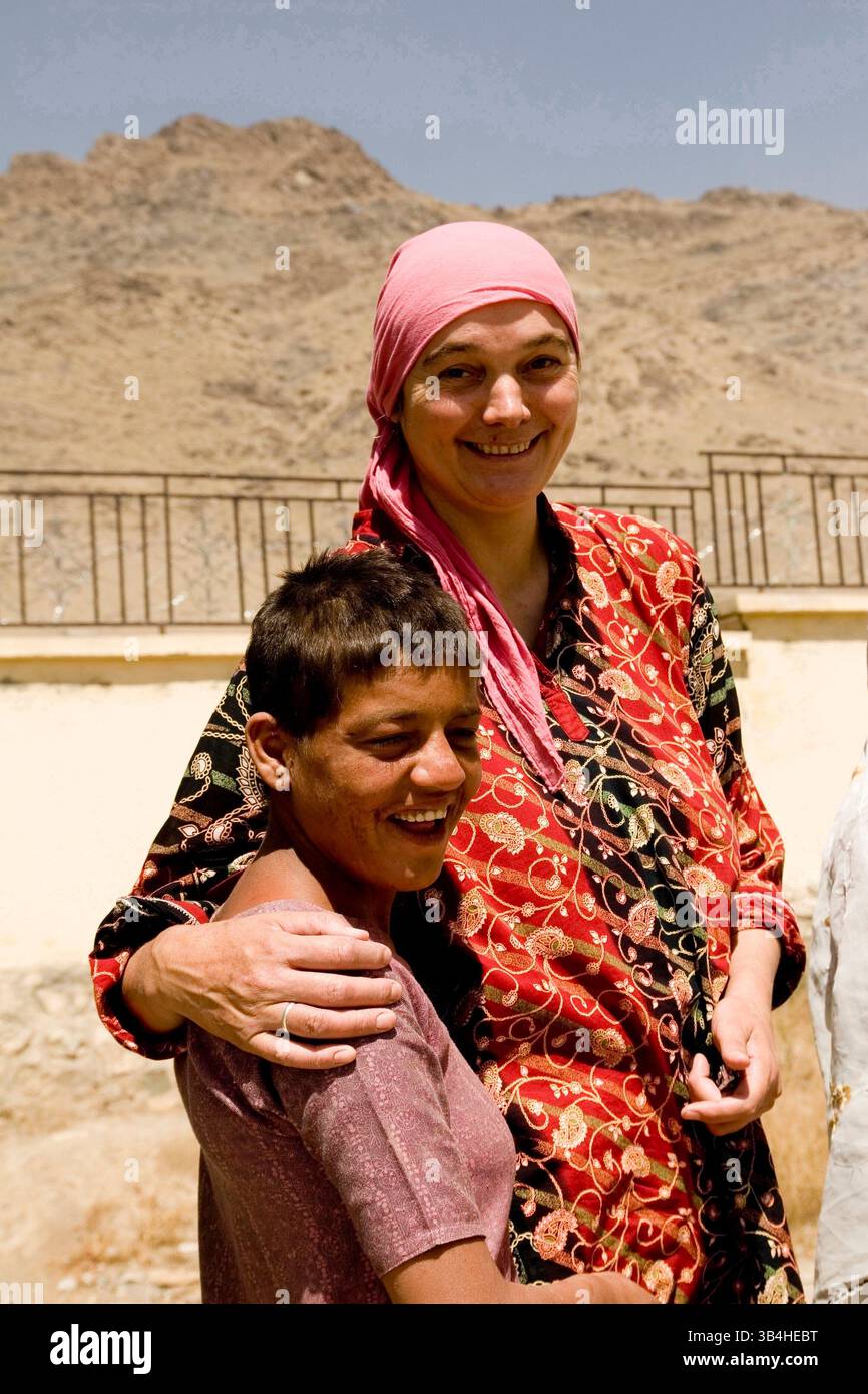 16. Juni 2009 - Kabul, Afghanistan - Patienten und Pfleger einschließlich einer deutschen Nonne MARIA SIBILLE am Marastoon in Kabul. Marastoons, was in Paschto "Orte der Hilfe" bedeutet, sind in Afghanistan eine lange Tradition. Sie wurden 1930 von der Regierung als öffentliche Einrichtungen eingerichtet und bieten den Ärmsten der Armen vorübergehend Unterkunft und Bildung an. (Kreditbild: © Theodore Liasi/ZUMApress.com) Stockfoto