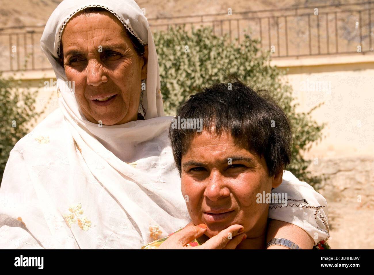 16. Juni 2009 - Kabul, Afghanistan - Patienten und Pfleger im Marastoon (einem kleinen Krankenhaus für psychisch Kranke) am Stadtrand von Kabul Afghanistan. Marastoons, was in Paschto "Orte der Hilfe" bedeutet, sind in Afghanistan eine lange Tradition. Sie wurden 1930 von der Regierung als öffentliche Einrichtungen eingerichtet und bieten den Ärmsten der Armen vorübergehend Unterkunft und Bildung an. (Kreditbild: © Theodore Liasi/ZUMApress.com) Stockfoto