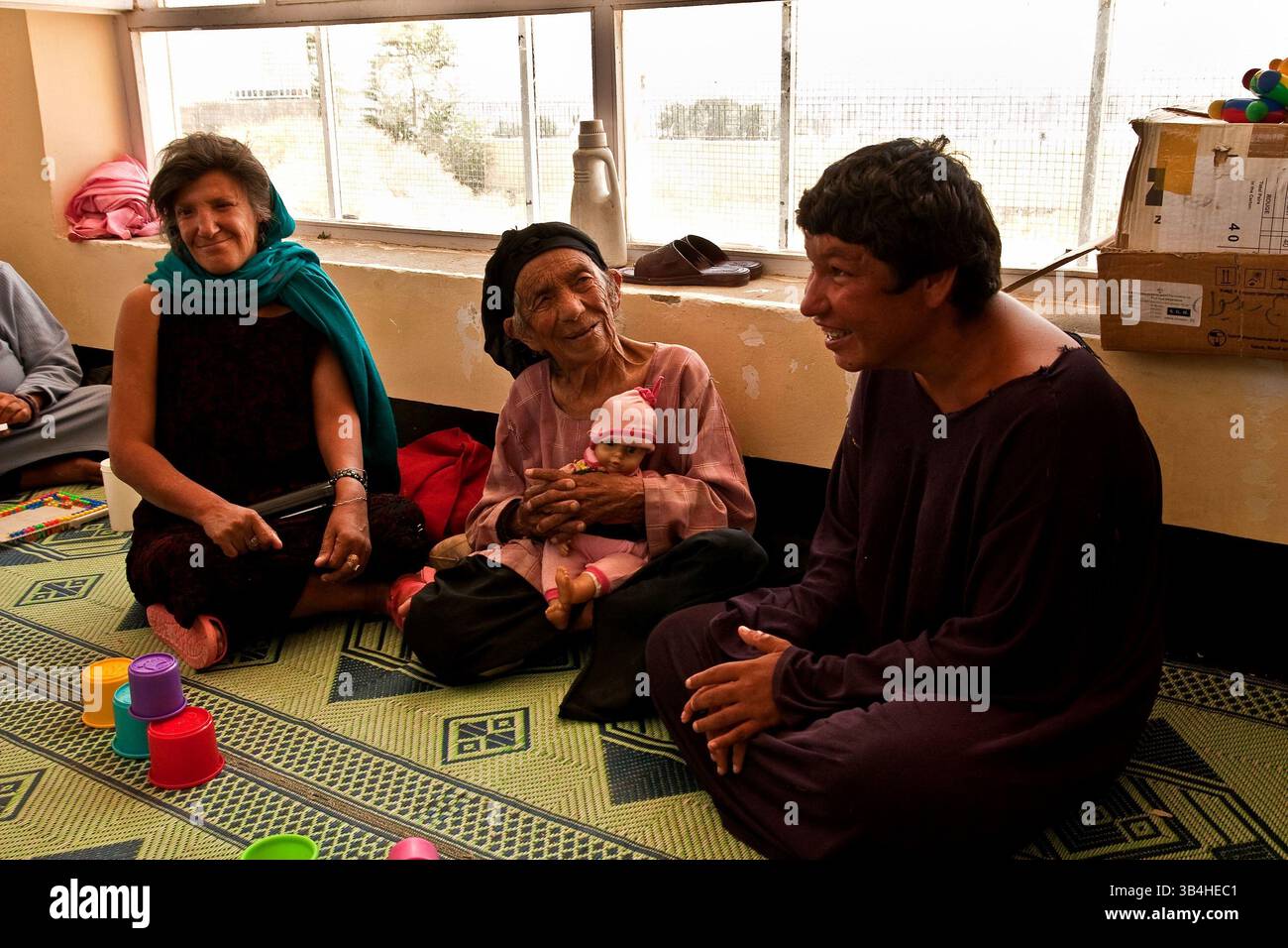 16. Juni 2009 - Kabul, Afghanistan - Patienten am Marastoon in Kabul. Marastoons, was in Paschto "Orte der Hilfe" bedeutet, sind in Afghanistan eine lange Tradition. Sie wurden 1930 von der Regierung als öffentliche Einrichtungen eingerichtet und bieten den Ärmsten der Armen vorübergehend Unterkunft und Bildung an. (Kreditbild: © Theodore Liasi/ZUMApress.com) Stockfoto