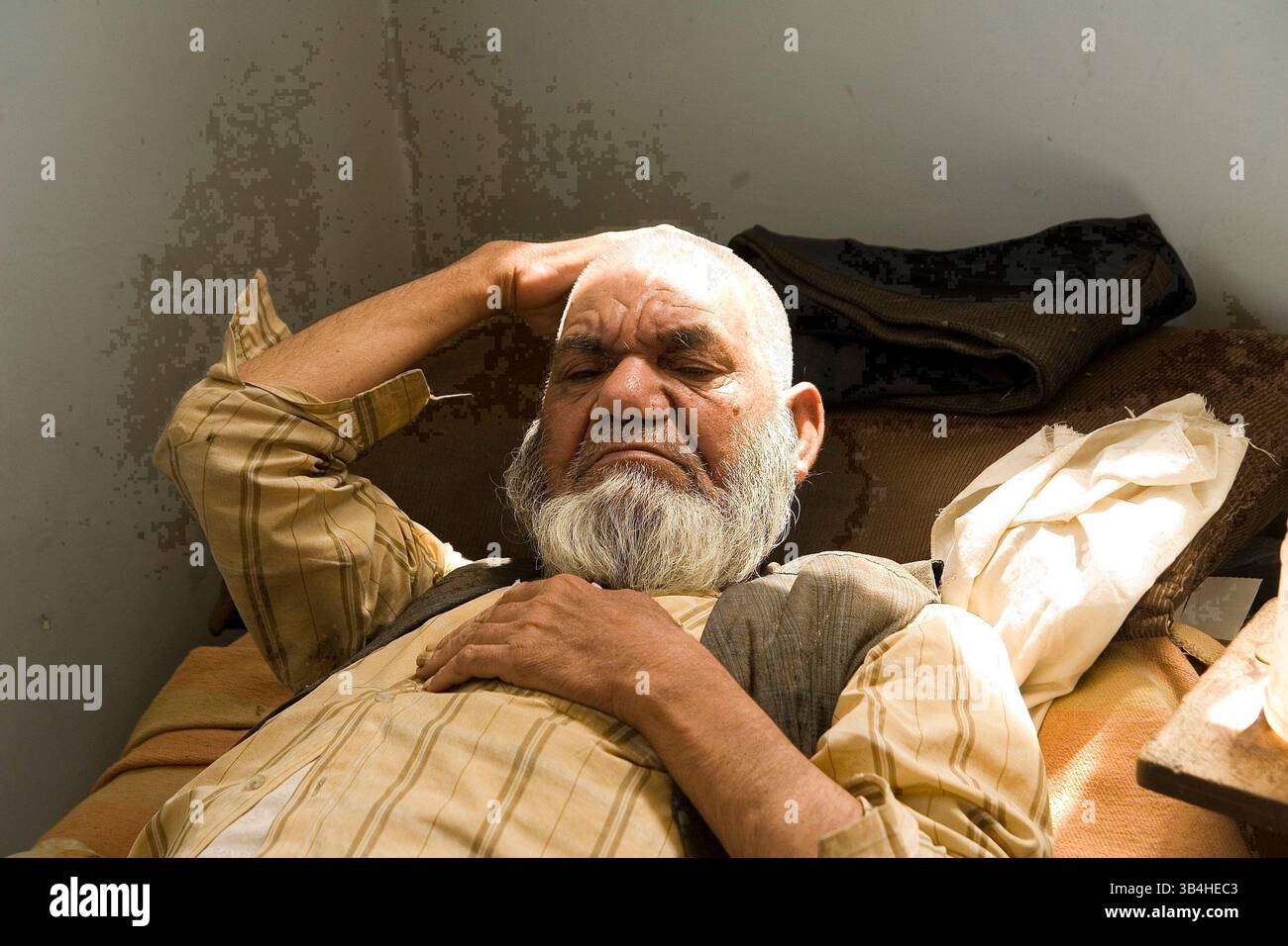 16. Juni 2009: Kabul, Afghanistan: Ein psychisch kranker Mann im Marastoon. Marastoons, was in Paschto "Orte der Hilfe" bedeutet, sind in Afghanistan eine lange Tradition. Sie wurden 1930 von der Regierung als öffentliche Einrichtungen eingerichtet und bieten den Ärmsten der Armen vorübergehend Unterkunft und Bildung an. (Kreditbild: © Theodore Liasi/ZUMApress.com) Stockfoto