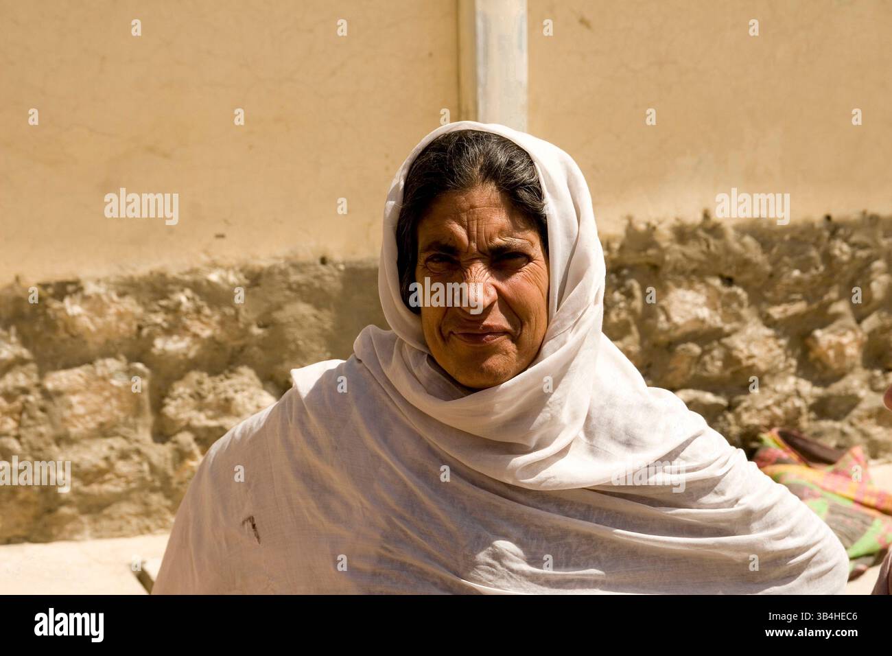 16. Juni 2009 - Kabul, Afghanistan - Hausmeisterin im Marastoon (einem kleinen Krankenhaus für psychisch Kranke) am Stadtrand von Kabul. Marastoons, was in Paschto "Orte der Hilfe" bedeutet, sind in Afghanistan eine lange Tradition. Sie wurden 1930 von der Regierung als öffentliche Einrichtungen eingerichtet und bieten den Ärmsten der Armen vorübergehend Unterkunft und Bildung an. (Kreditbild: © Theodore Liasi/ZUMApress.com) Stockfoto