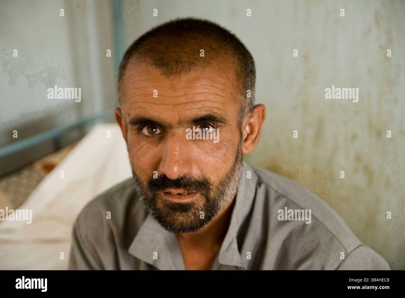 29. August 2009 - Kabul, Afghanistan - Ein psychisch kranker Mann im Marastoon. Marastoons, was in Paschto "Orte der Hilfe" bedeutet, sind in Afghanistan eine lange Tradition. Sie wurden 1930 von der Regierung als öffentliche Einrichtungen eingerichtet und bieten den Ärmsten der Armen vorübergehend Unterkunft und Bildung an. (Kreditbild: © Theodore Liasi/ZUMApress.com) Stockfoto