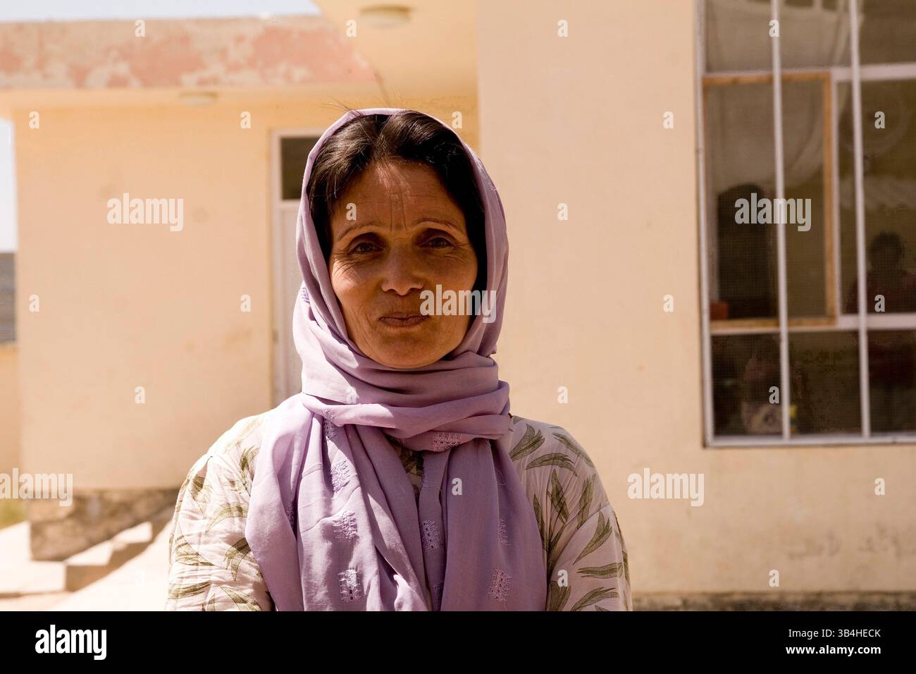 16. Juni 2009 - Kabul, Afghanistan - Hausmeister am Marastoon in Kabul. Marastoons, was in Paschto "Orte der Hilfe" bedeutet, sind in Afghanistan eine lange Tradition. Sie wurden 1930 von der Regierung als öffentliche Einrichtungen eingerichtet und bieten den Ärmsten der Armen vorübergehend Unterkunft und Bildung an. (Kreditbild: © Theodore Liasi/ZUMApress.com) Stockfoto
