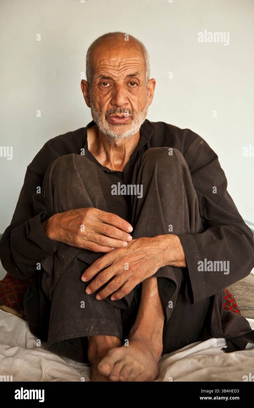 29. August 2009 - Kabul, Afghanistan - Ein psychisch kranker Mann im Marastoon. Marastoons, was in Paschto "Orte der Hilfe" bedeutet, sind in Afghanistan eine lange Tradition. Sie wurden 1930 von der Regierung als öffentliche Einrichtungen eingerichtet und bieten den Ärmsten der Armen vorübergehend Unterkunft und Bildung an. (Kreditbild: © Theodore Liasi/ZUMApress.com) Stockfoto