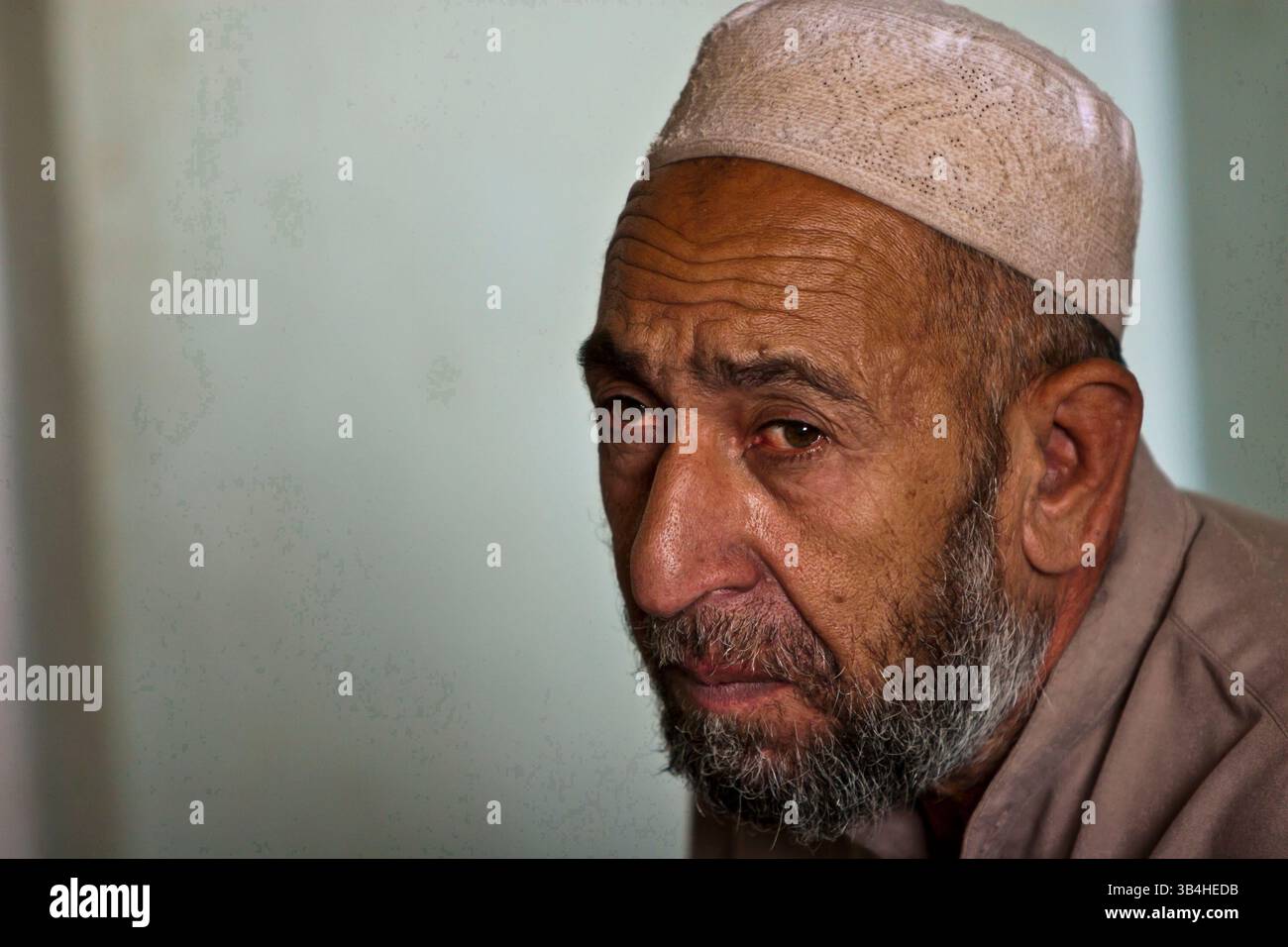 29. August 2009 - Kabul, Afghanistan - Ein psychisch kranker Mann im Marastoon. Marastoons, was in Paschto "Orte der Hilfe" bedeutet, sind in Afghanistan eine lange Tradition. Sie wurden 1930 von der Regierung als öffentliche Einrichtungen eingerichtet und bieten den Ärmsten der Armen vorübergehend Unterkunft und Bildung an. (Kreditbild: © Theodore Liasi/ZUMApress.com) Stockfoto