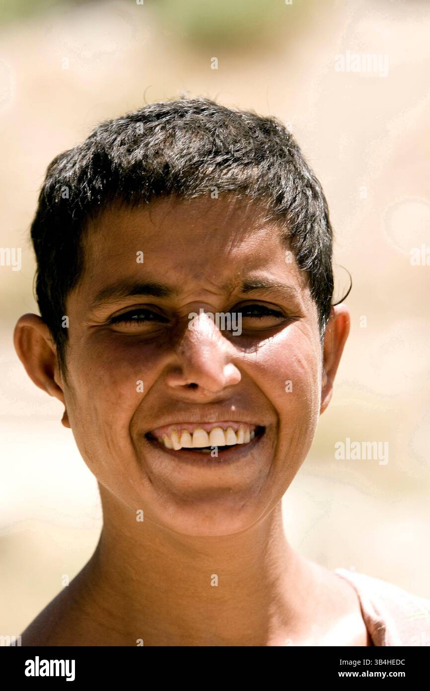 16. Juni 2009 - Kabul, Afghanistan - Eine psychisch kranke Frau im Marastoon in Kabul. Marastoons, was in Paschto "Orte der Hilfe" bedeutet, sind in Afghanistan eine lange Tradition. Sie wurden 1930 von der Regierung als öffentliche Einrichtungen eingerichtet und bieten den Ärmsten der Armen vorübergehend Unterkunft und Bildung an. (Kreditbild: © Theodore Liasi/ZUMApress.com) Stockfoto