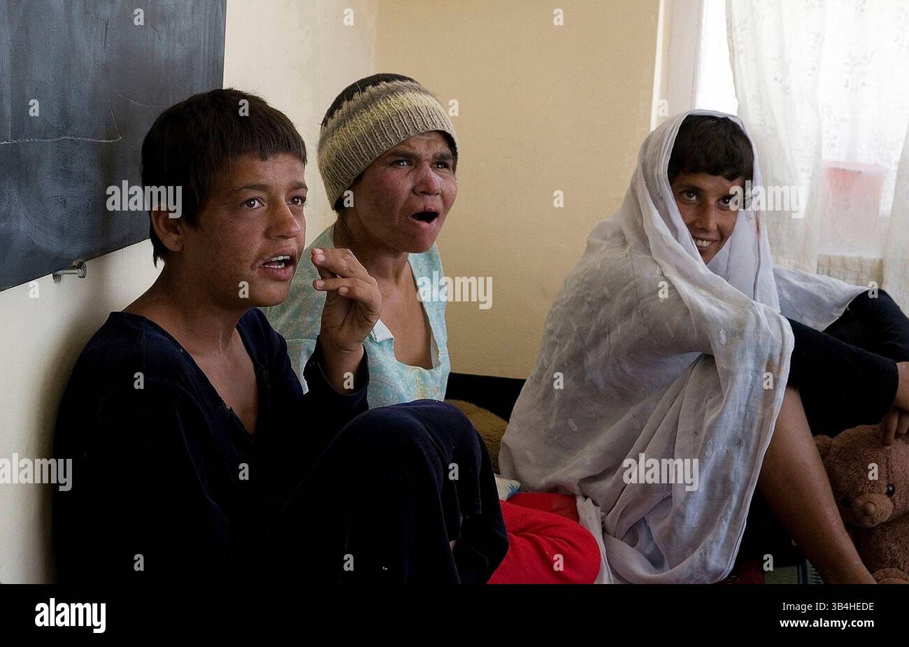16. Juni 2009 - Kabul, Afghanistan - psychisch Kranke in der Marastoon-Klinik des Afghanischen Roten Halbmonds in kabul Afghanistan. Marastoons, was in Paschto "Orte der Hilfe" bedeutet, sind in Afghanistan eine lange Tradition. Sie wurden 1930 von der Regierung als öffentliche Einrichtungen eingerichtet und bieten den Ärmsten der Armen vorübergehend Unterkunft und Bildung an. (Kreditbild: © Theodore Liasi/ZUMApress.com) Stockfoto