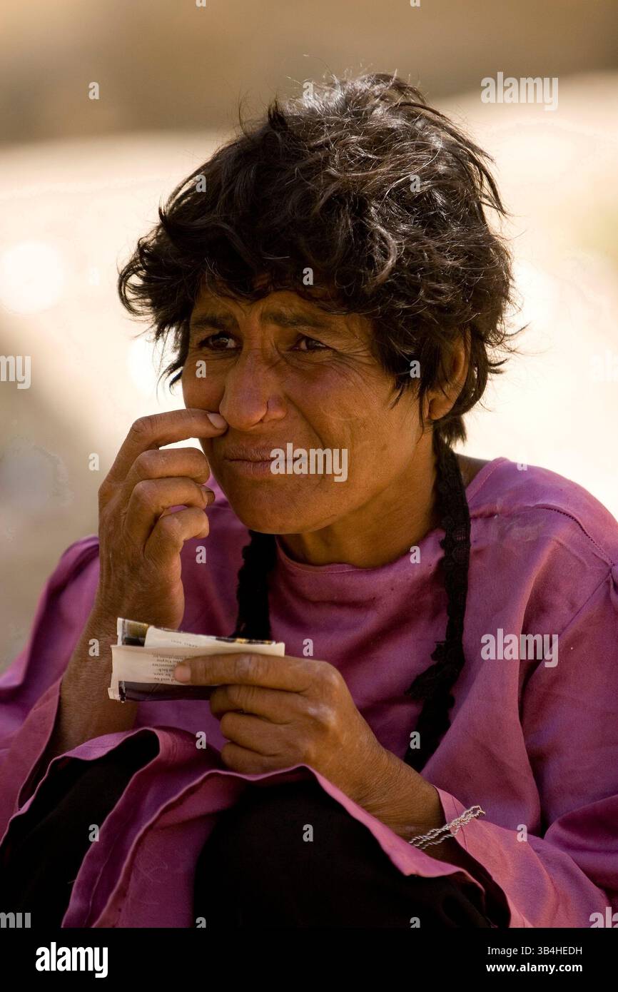 16. Juni 2009 - Kabul, Afghanistan - Eine psychisch kranke Frau im Marastoon in Kabul. Marastoons, was in Paschto "Orte der Hilfe" bedeutet, sind in Afghanistan eine lange Tradition. Sie wurden 1930 von der Regierung als öffentliche Einrichtungen eingerichtet und bieten den Ärmsten der Armen vorübergehend Unterkunft und Bildung an. (Kreditbild: © Theodore Liasi/ZUMApress.com) Stockfoto