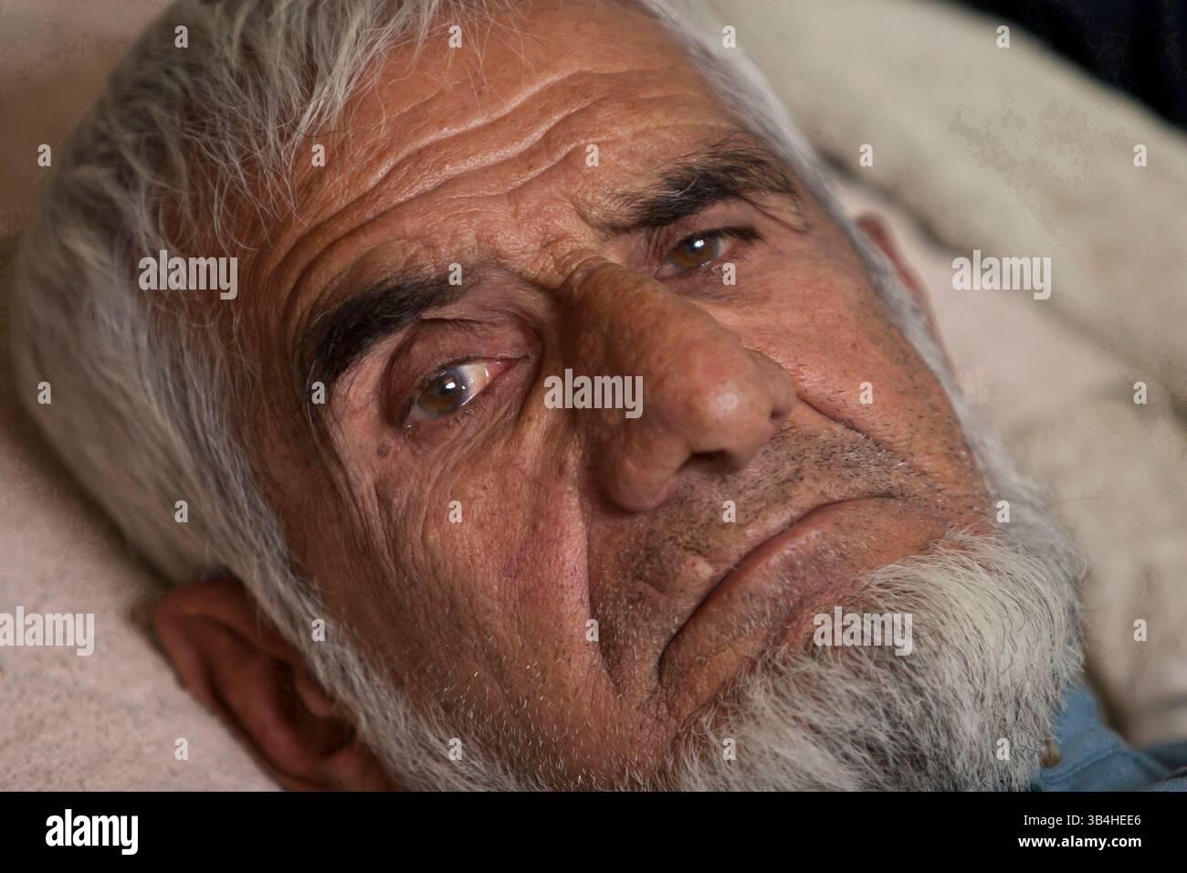 29. August 2009 - Kabul, Afghanistan - Ein psychisch kranker Mann im Marastoon. Marastoons, was in Paschto "Orte der Hilfe" bedeutet, sind in Afghanistan eine lange Tradition. Sie wurden 1930 von der Regierung als öffentliche Einrichtungen eingerichtet und bieten den Ärmsten der Armen vorübergehend Unterkunft und Bildung an. (Kreditbild: © Theodore Liasi/ZUMApress.com) Stockfoto