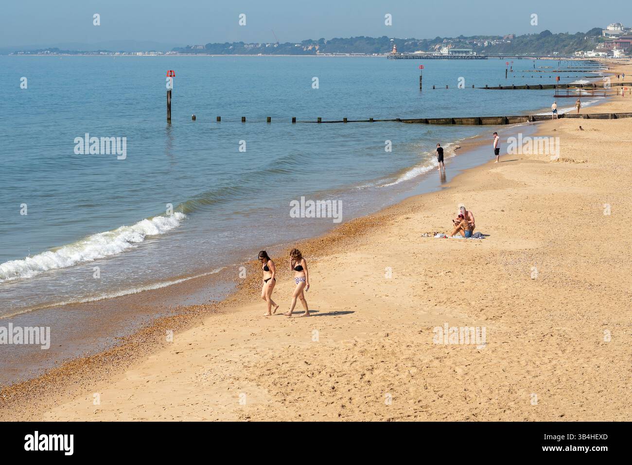 Boscombe Beach, Bournemouth, Dorset, Großbritannien, 30. April 2025, Wetter. Hitzewelle der Feder. Der heißeste Tag des Jahres. Temperaturen 10 Grad über normal. Stockfoto