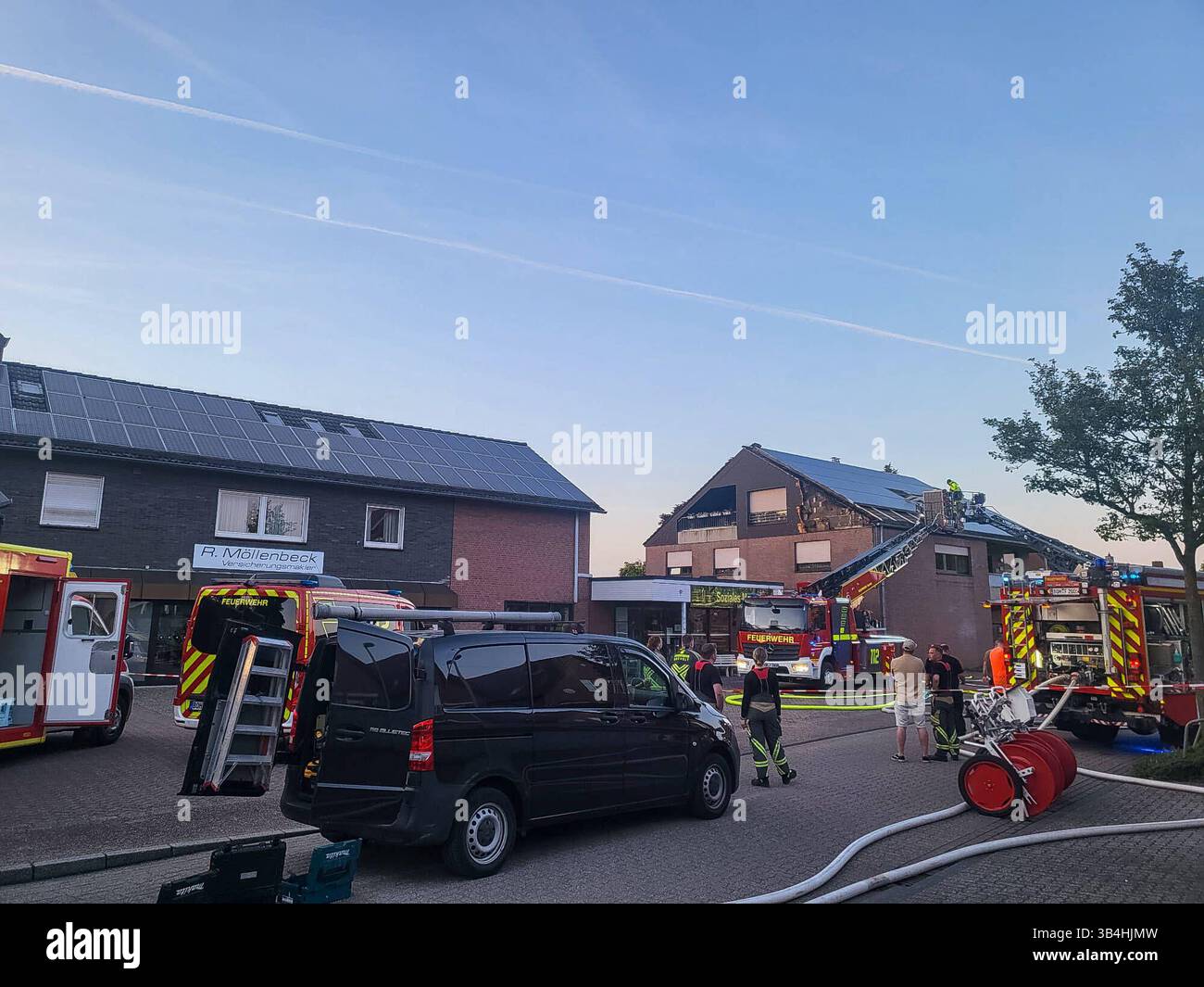 Bocholt, Deutschland, Europa, Feuerwehr, Brand, Hausbrand, Schulstraße, Biemenhorst, Rettungseinsatz, Rauch, Blaulicht, Einsatzfahrzeug, Vollbrand, Wohnhaus, Katastrophenschutz, Polizei, Notfall, NRW âÜ Feuerwehr im Einsatz nach Hausbrand in der Schulstraße in Bocholt-Biemenhorst. Dichter Rauch steigt auf, Einsatzkräfte sichern das Gebiet. Eine Person wurde verletzt im Krankenhaus gebracht. Ursache des Feuers derzeit unklar. *** Bocholt, Deutschland, Europa, Feuerwehr, Feuerwehr, Hausbrand, Schulstraße, Biemenhorst, Rettungseinsatz, Rauch, blaues Licht, Einsatzfahrzeug, Feuer, Wohnbereich Stockfoto
