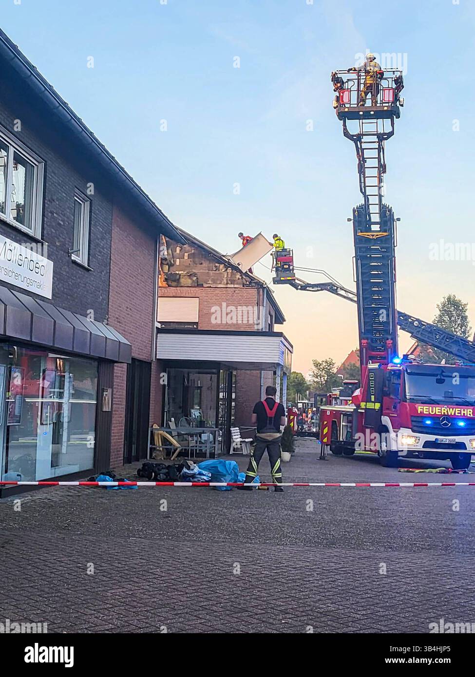 Bocholt, Deutschland, Europa, Feuerwehr, Brand, Hausbrand, Schulstraße, Biemenhorst, Rettungseinsatz, Rauch, Blaulicht, Einsatzfahrzeug, Vollbrand, Wohnhaus, Katastrophenschutz, Polizei, Notfall, NRW âÜ Feuerwehr im Einsatz nach Hausbrand in der Schulstraße in Bocholt-Biemenhorst. Dichter Rauch steigt auf, Einsatzkräfte sichern das Gebiet. Eine Person wurde verletzt im Krankenhaus gebracht. Ursache des Feuers derzeit unklar. *** Bocholt, Deutschland, Europa, Feuerwehr, Feuerwehr, Hausbrand, Schulstraße, Biemenhorst, Rettungseinsatz, Rauch, blaues Licht, Einsatzfahrzeug, Feuer, Wohnbereich Stockfoto