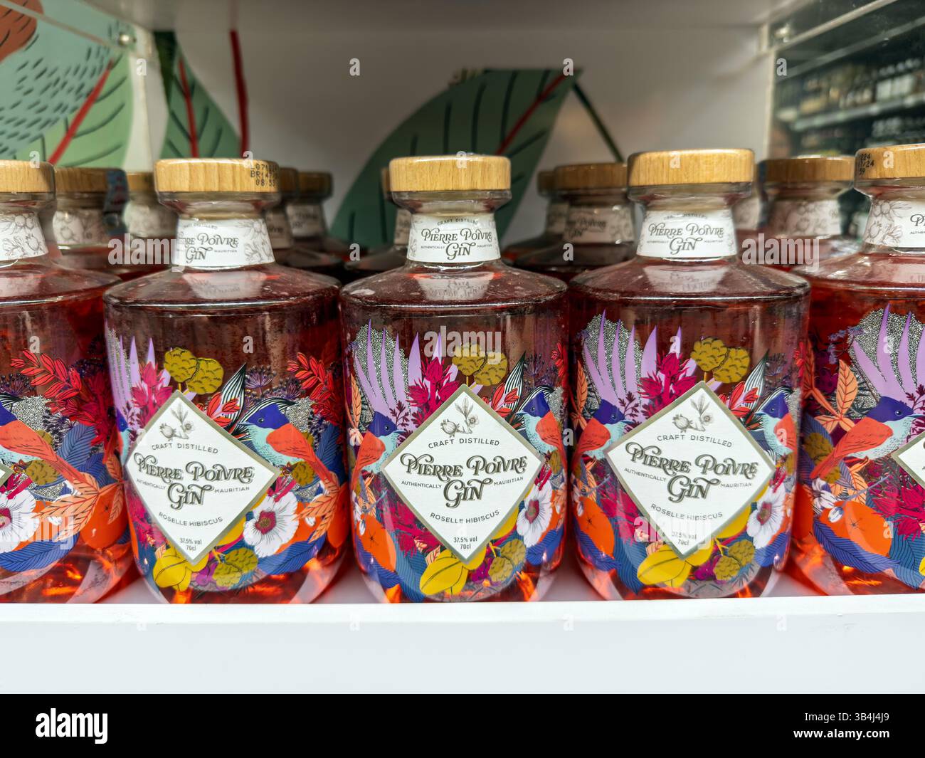 Grand Bay, Mauritius - 29. Januar 2025: Nahaufnahme der authentisch mauritischen Pierre Poivre Gin-Flaschen mit farbenfrohen Blumen- und Vogeletiketten Stockfoto