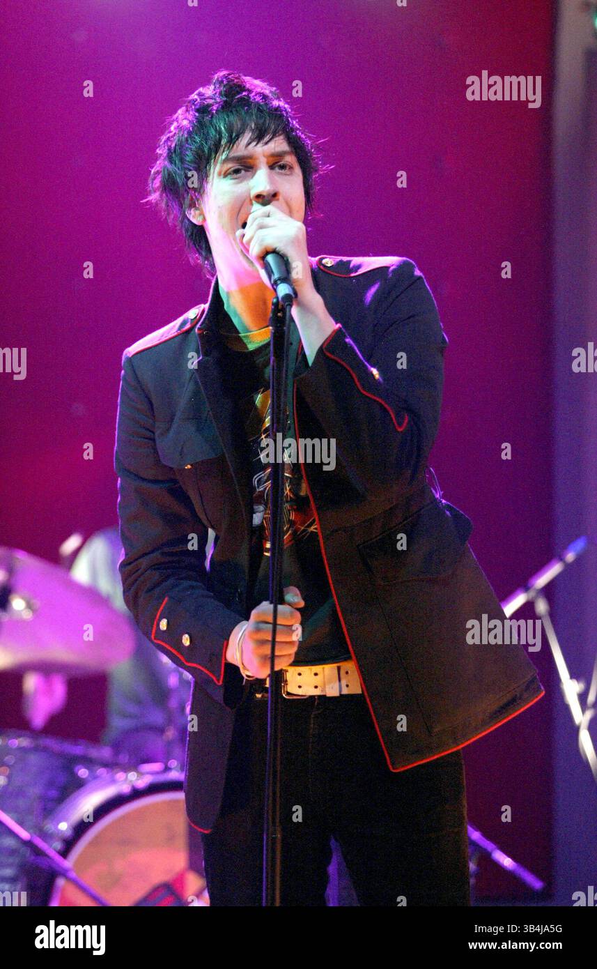 4. DEZEMBER 2003 - LONDON, GROSSBRITANNIEN - K34449.JULIAN CASABLANCAS ''THE STROKES''.''FRIDAY NIGHT WITH JONATHAN ROSS''.-TV-SHOW, LONDON. 12.04.2003.Â ©ELLIS O'BRIEN/linkUK/(Bild: © Globe Photos/ZUMAPRESS.com) Stockfoto