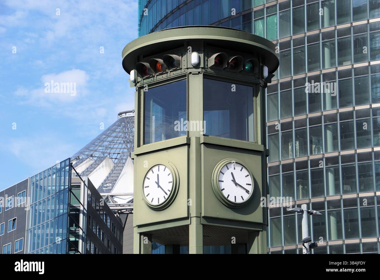 Die historische erste Ampel am Potsdamer Platz, Berlin, mit einem Wolkenkratzer und dem ikonischen Dach des Zentrums Potsdamer Platz Stockfoto