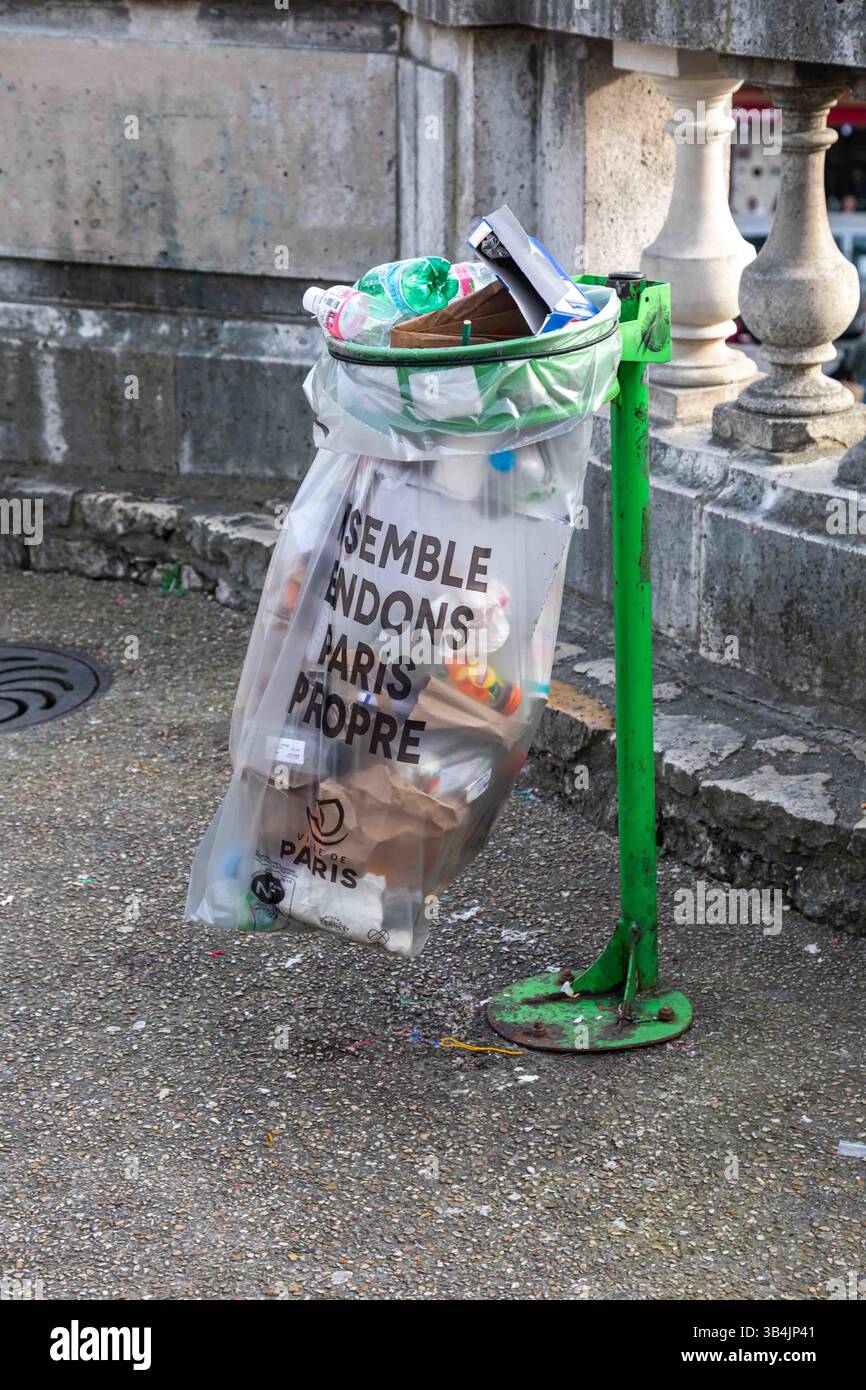 Plastiktüte voller Müll am Square Louise Michel in Montmartre in Paris, Frankreich Stockfoto