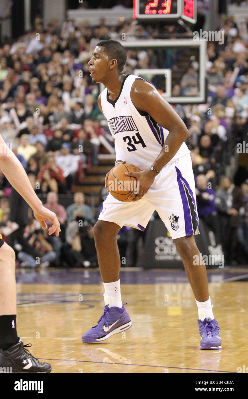 16. März 2011: Das Zentrum der Sacramento Kings Jason Thompson (34) will den Ball während des NBA-Basketballspiels zwischen den Cleveland Cavaliers und den Sacramento Kings im Power Balance Pavilion in Sacramento, Kalifornien, passieren. Die Cleveland Cavaliers besiegten die Sacramento Kings von 97 bis 93. (Bild: © Christopher Trim/Cal Sport Media/ZUMAPRESS.com) Stockfoto