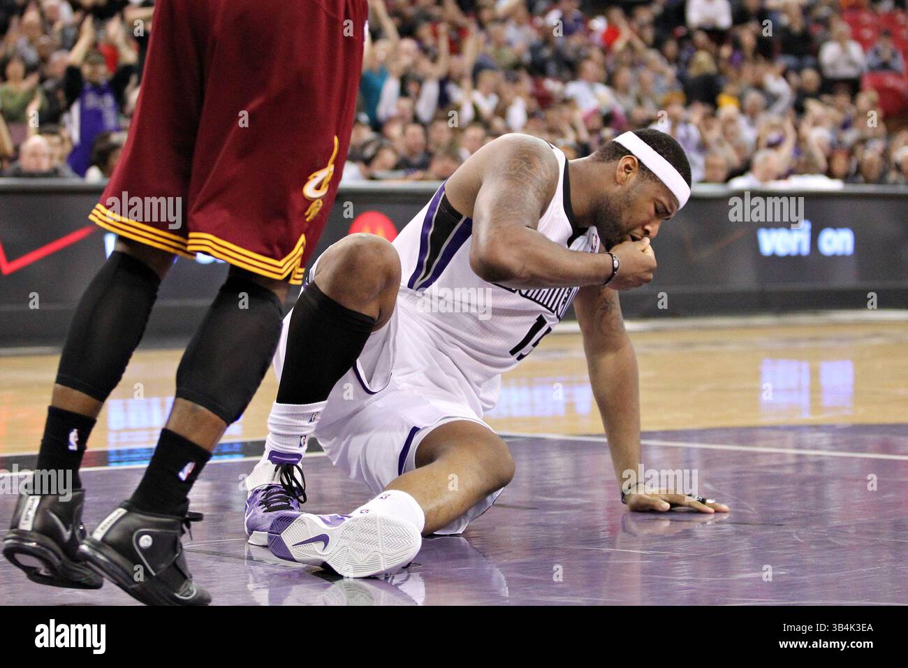 16. März 2011: Marcus Thornton (23) hält die Nase, nachdem er während des NBA-Basketballspiels zwischen den Cleveland Cavaliers und den Sacramento Kings im Power Balance Pavilion in Sacramento, Kalifornien, ins Gesicht geschlagen wurde. Die Cleveland Cavaliers besiegten die Sacramento Kings von 97 bis 93. (Bild: © Christopher Trim/Cal Sport Media/ZUMAPRESS.com) Stockfoto