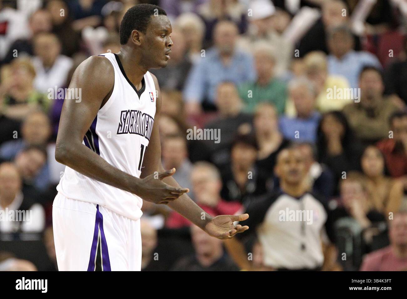 16. März 2011: Samuel Dalembert (10) hinterfragt, warum er während des NBA-Basketballspiels zwischen den Cleveland Cavaliers und den Sacramento Kings im Power Balance Pavilion in Sacramento, Kalifornien, zu einem Foul aufgerufen wurde. Die Cleveland Cavaliers besiegten die Sacramento Kings von 97 bis 93. (Bild: © Christopher Trim/Cal Sport Media/ZUMAPRESS.com) Stockfoto 16. März 2011: Samuel Dalembert (10) hinterfragt, warum er während des NBA-Basketballspiels zwischen den Cleveland Cavaliers und den Sacramento Kings im Power Balance Pavilion in Sacramento, Kalifornien, zu einem Foul aufgerufen wurde. Die Cleveland Cavaliers besiegten die Sacramento Kings von 97 bis 93. (Bild: © Christopher Trim/Cal Sport Media/ZUMAPRESS.com) Stockfoto