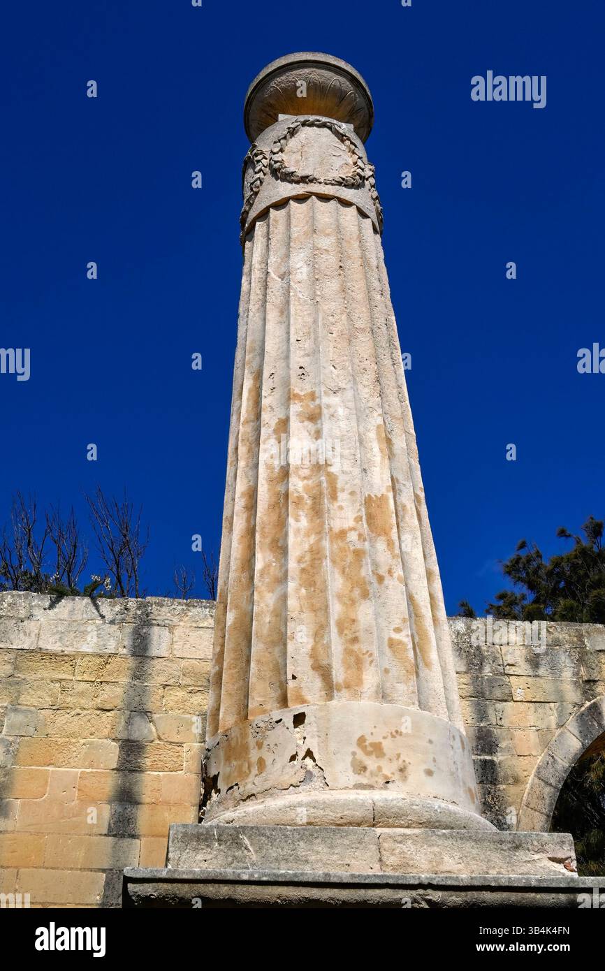 VALLETTA, MALTA - 11. APRIL 2025: Alte Steinsäule in den oberen Barrakka-Gärten Stockfoto