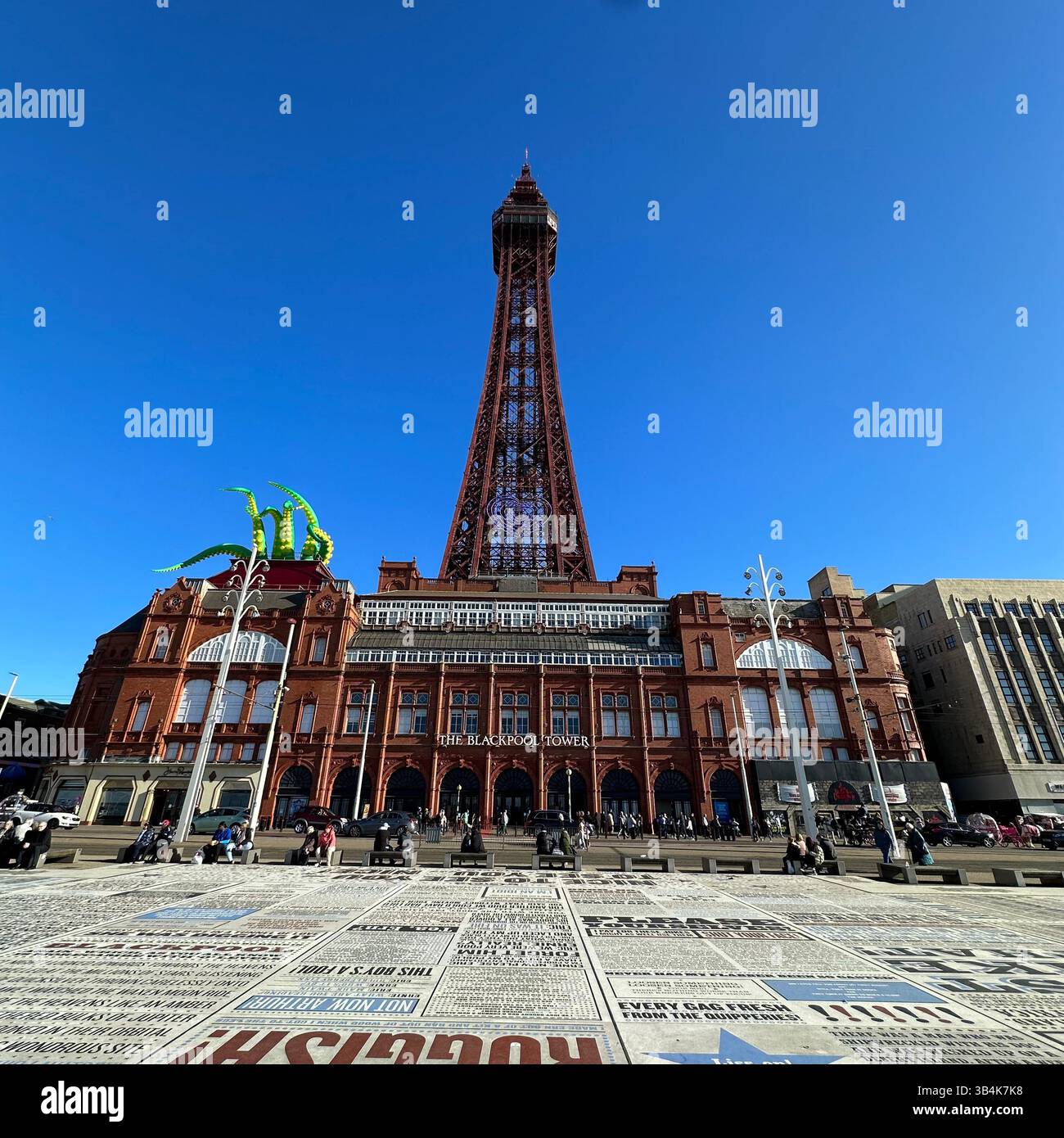Blick auf den Blackpool Tower von der Promenade an einem klaren, sonnigen Tag mit lebendigem blauem Himmel, Lancashire, England, Großbritannien. - Smartphone-aufgenommenes Stockfoto Blick auf den Blackpool Tower von der Promenade an einem klaren, sonnigen Tag mit lebendigem blauem Himmel, Lancashire, England, Großbritannien. - Smartphone-aufgenommenes Stockfoto