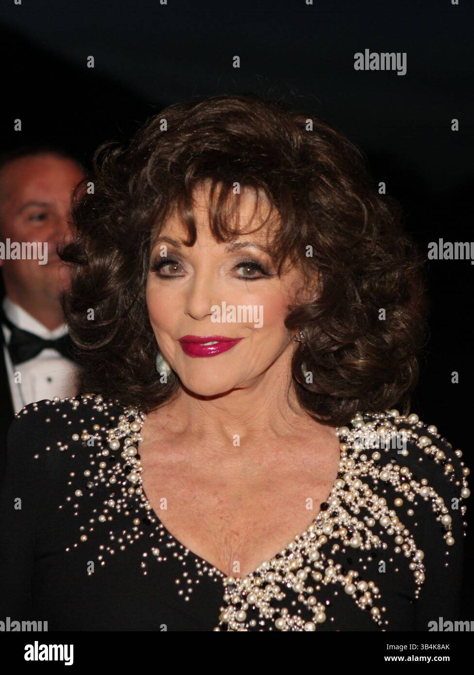 12. März 2011 - Palm Springs, Florida, USA - Dynastie-Schauspielerin JOAN COLLINS beim 17. Steve Chase Humanitarian Award, Benefit for Desert AIDS Project. Die Black Tie Gala Awards fanden im Palm Springs Convention Center statt. (Bild: © Dane Andrew/ZUMAPRESS.com) Stockfoto