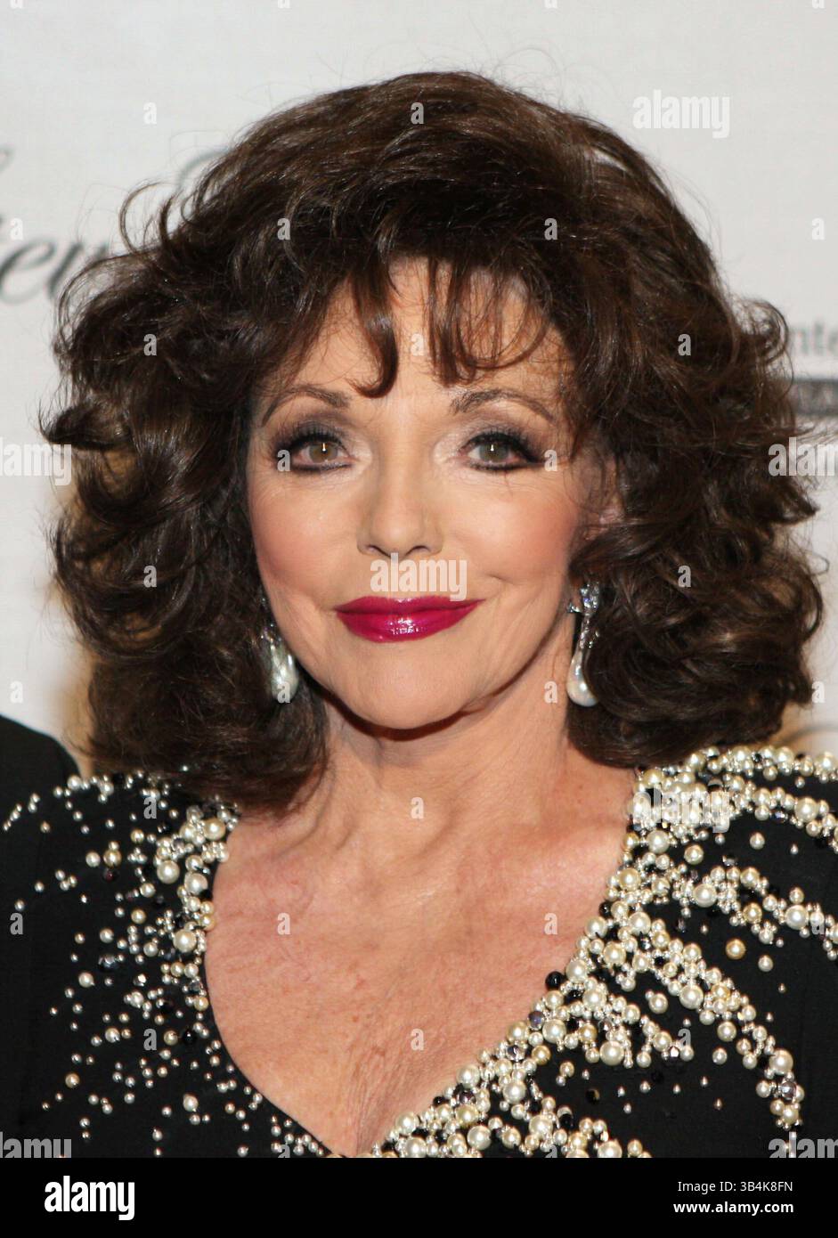 12. März 2011 - Palm Springs, Florida, USA - Dynastie-Schauspielerin JOAN COLLINS beim 17. Steve Chase Humanitarian Award, Benefit for Desert AIDS Project. Die Black Tie Gala Awards fanden im Palm Springs Convention Center statt. (Bild: © Dane Andrew/ZUMAPRESS.com) Stockfoto