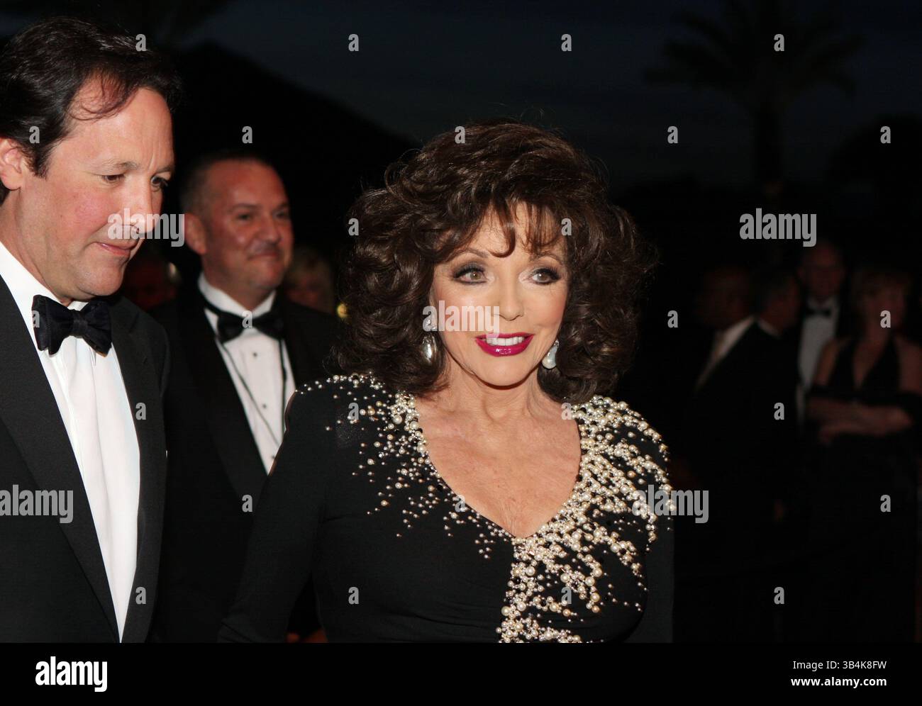 12. März 2011: Palm Springs, Florida, USA - Dynastie-Schauspielerin JOAN COLLINS mit Ehemann beim 17. Steve Chase Humanitarian Award, Benefit for Desert AIDS Project. Die Black Tie Gala Awards fanden im Palm Springs Convention Center statt. (Bild: © Dane Andrew/ZUMAPRESS.com) Stockfoto
