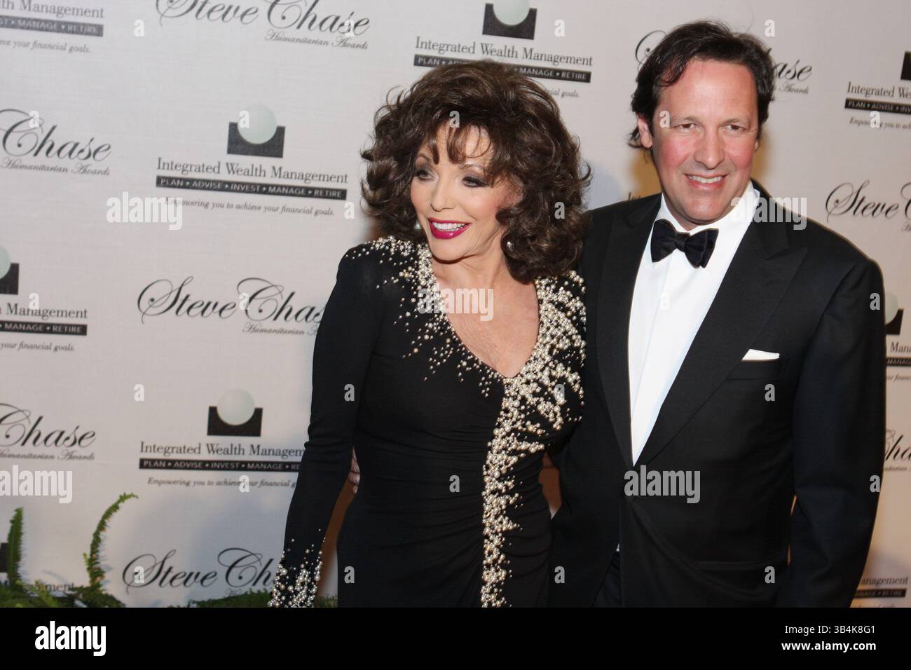 12. März 2011: Palm Springs, Florida, USA - Dynastie-Schauspielerin JOAN COLLINS mit Ehemann beim 17. Steve Chase Humanitarian Award, Benefit for Desert AIDS Project. Die Black Tie Gala Awards fanden im Palm Springs Convention Center statt. (Bild: © Dane Andrew/ZUMAPRESS.com) Stockfoto