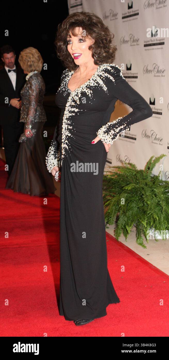 12. März 2011 - Palm Springs, Florida, USA - Dynastie-Schauspielerin JOAN COLLINS beim 17. Steve Chase Humanitarian Award, Benefit for Desert AIDS Project. Die Black Tie Gala Awards fanden im Palm Springs Convention Center statt. (Bild: © Dane Andrew/ZUMAPRESS.com) Stockfoto