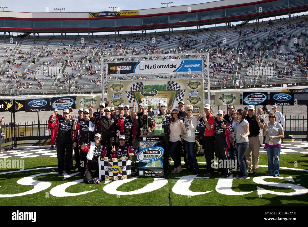 Bristol, TN - 19. März 2011: Kyle Busch (18) gewinnt das Scotts EZ Seed 300 Rennen auf dem Bristol Motor Speedway in Bristol, TN.(Bild: © ASP/Cal Sport Media/ZUMAPRESS.com) Stockfoto